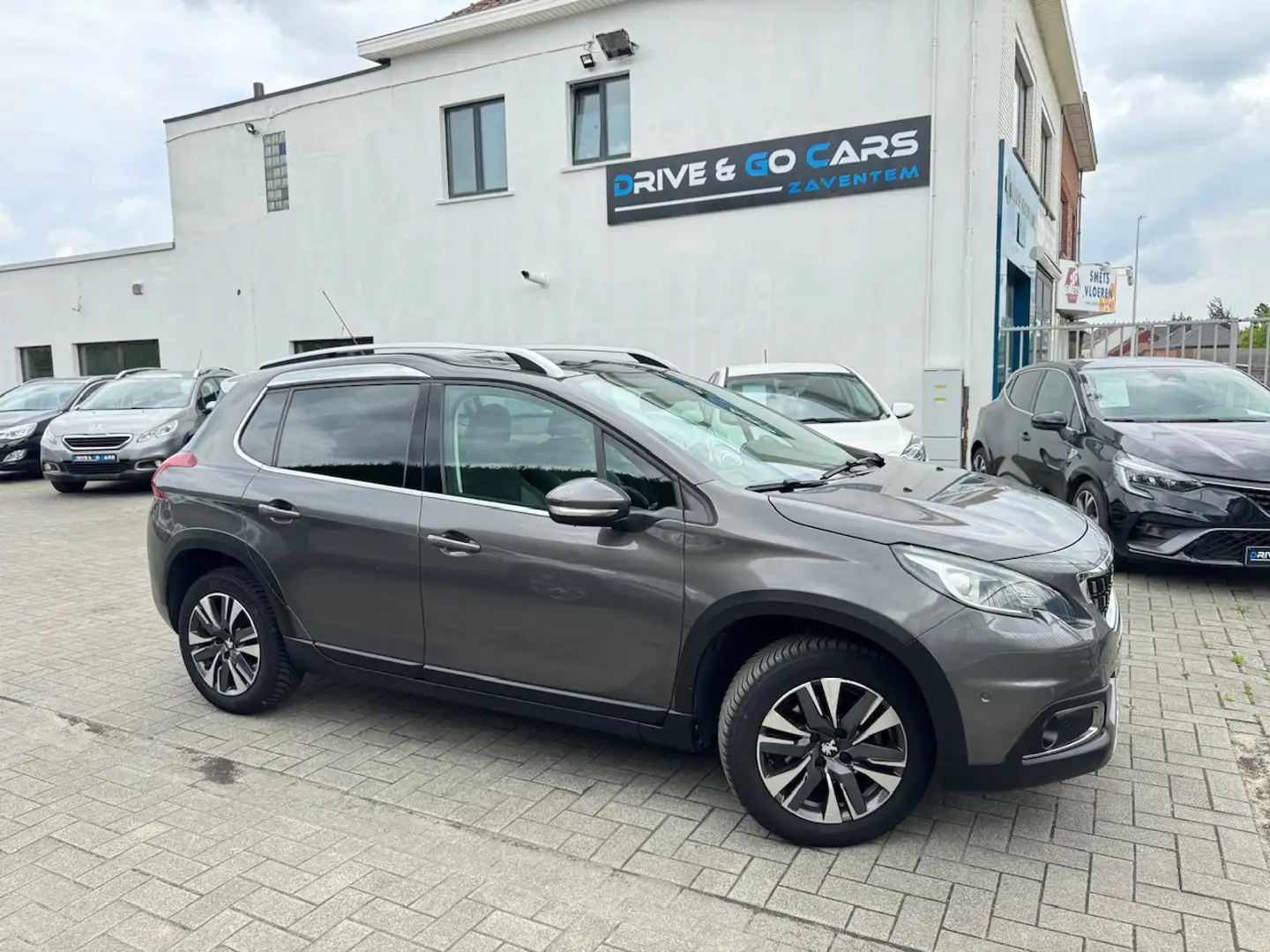 Peugeot 2008 1.2i Benzine Allure S ** 1 JAAR GARANTIE ** !! Gris - 1