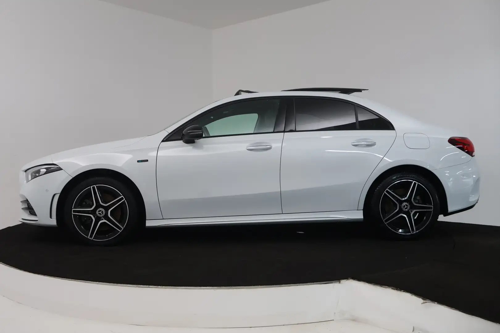 Mercedes-Benz A 250 e Business Solution AMG Limited (PANORAMADAK, TREK Weiß - 2