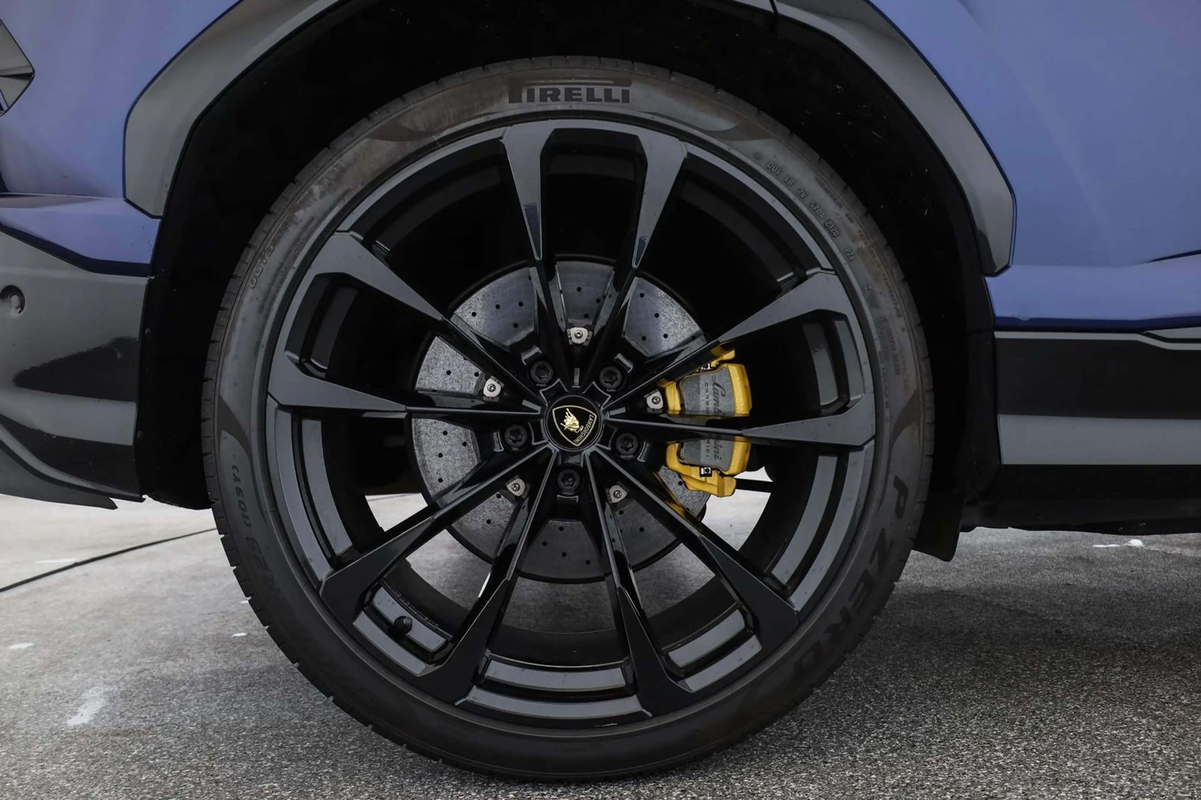 Lamborghini Urus Carbon Alcantara LED Pano Sensonum SHZ 23" — photo 9
