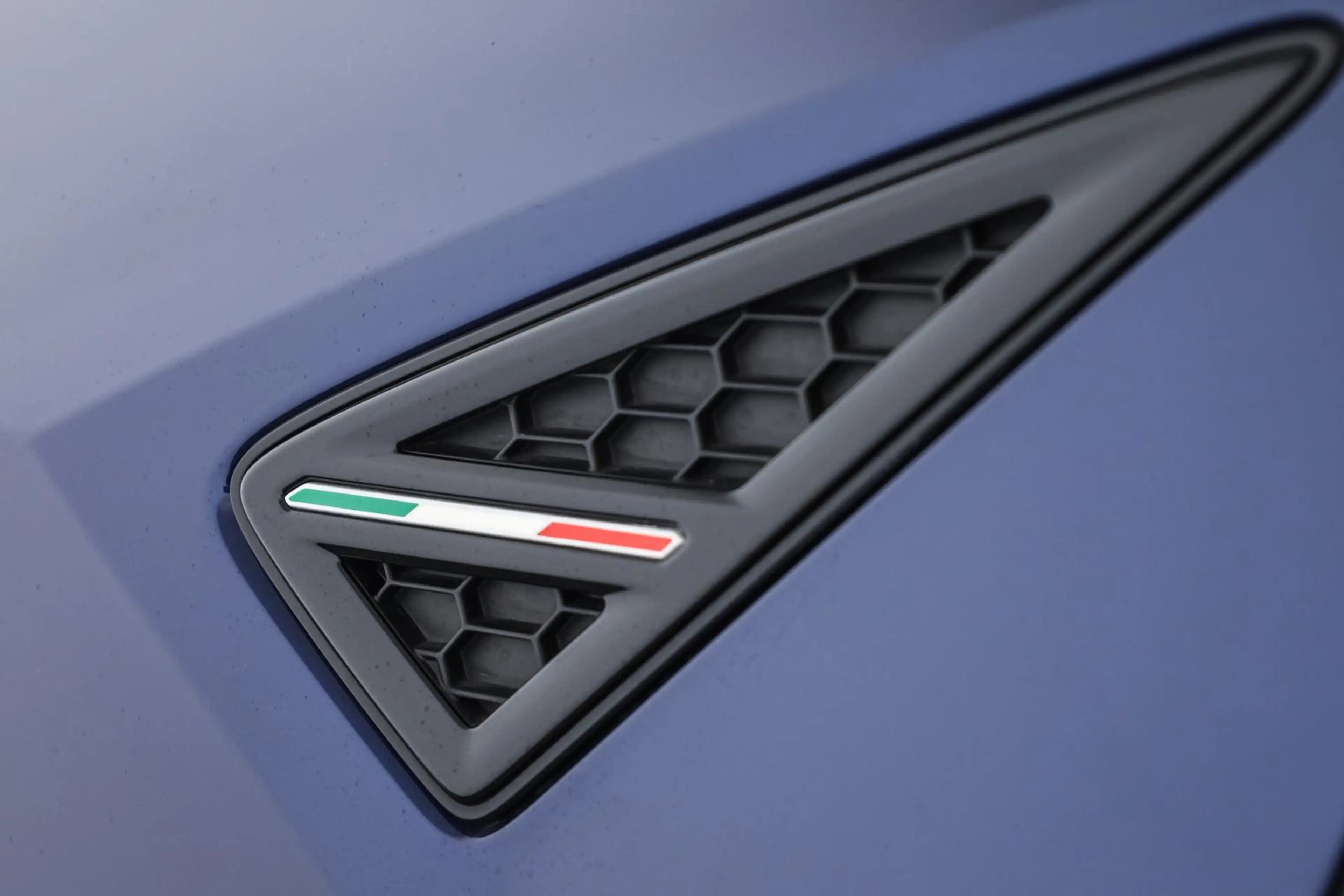 Lamborghini Urus Carbon Alcantara LED Pano Sensonum SHZ 23" — photo 10