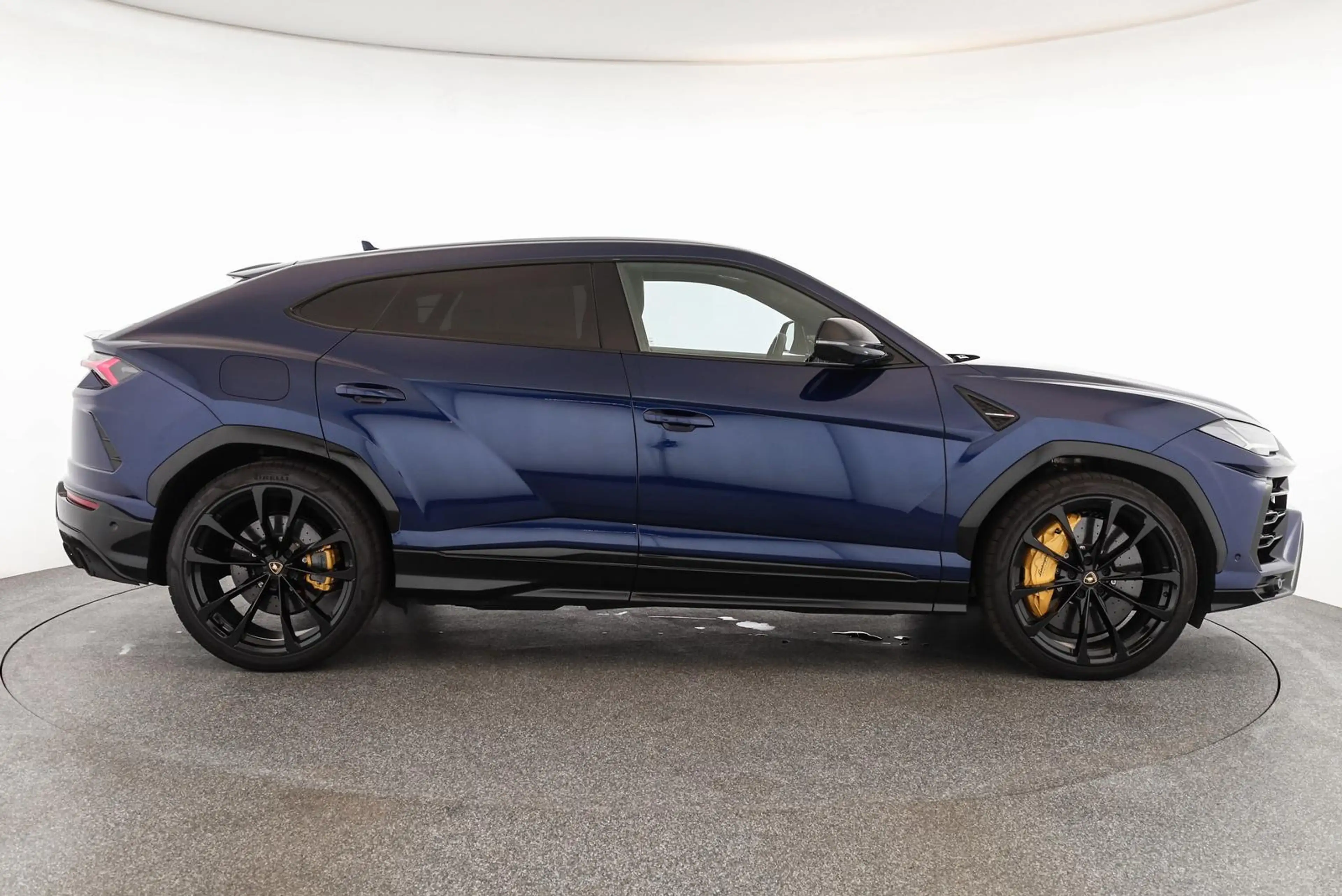 Lamborghini Urus Carbon Alcantara LED Pano Sensonum SHZ 23" — photo 4