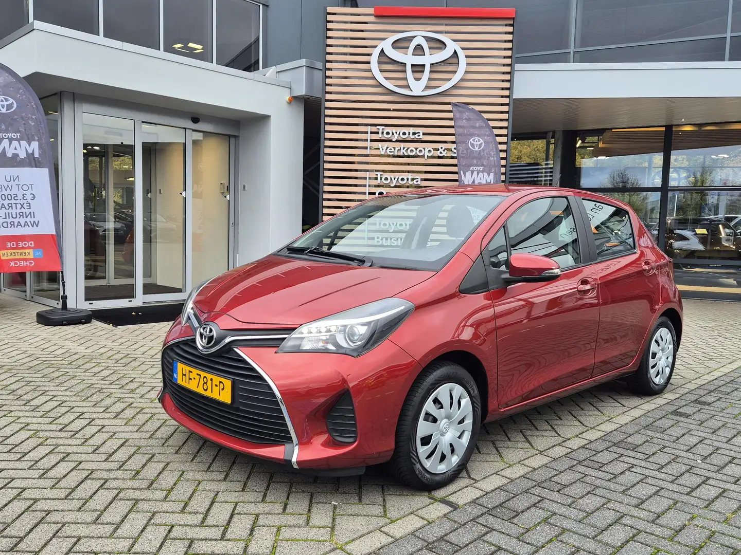 Toyota Yaris 1.3 VVT-i ASPIRATION 5-DEURS TREKHAAK 880KG-TREKGE Rouge - 1