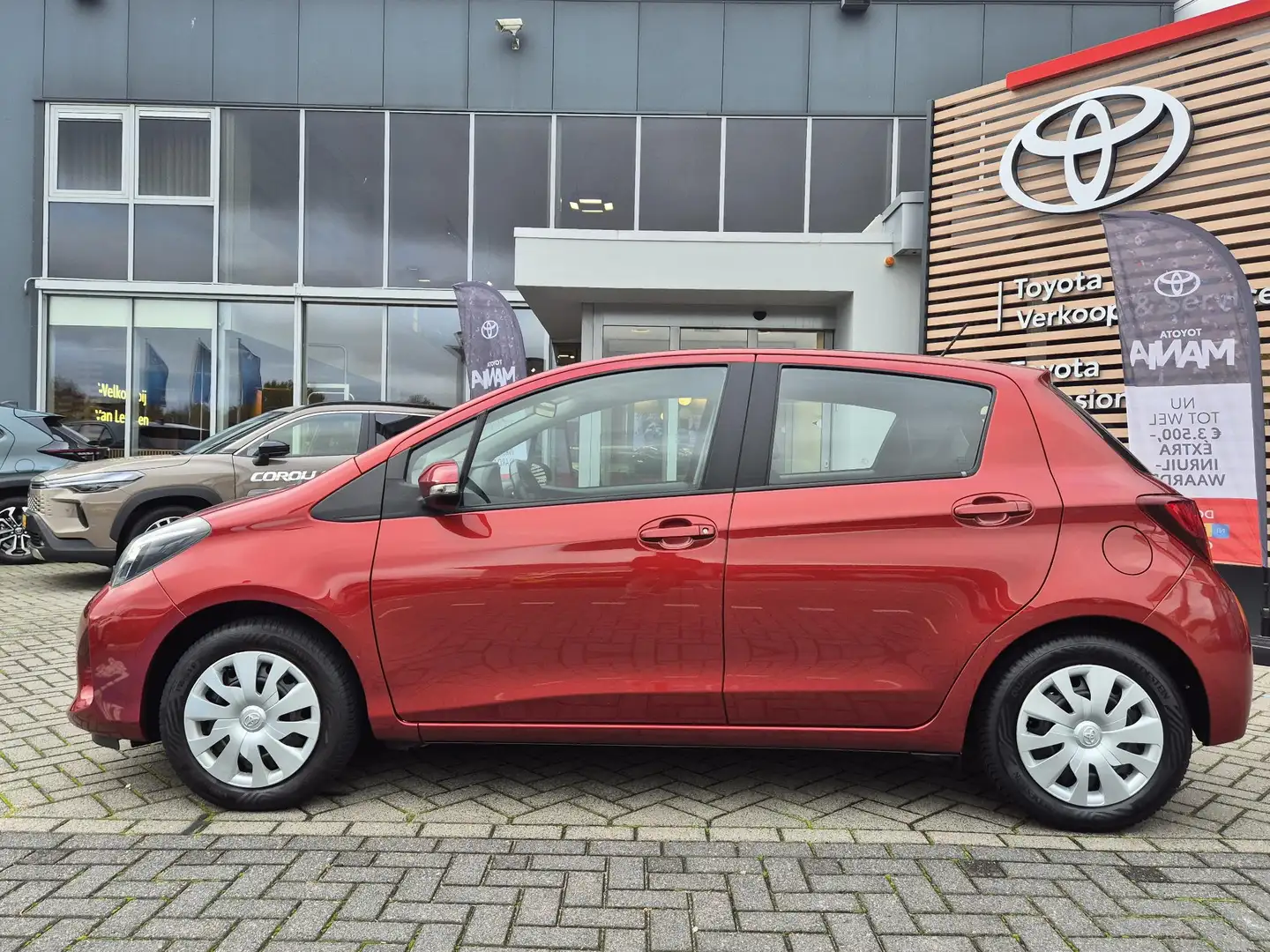 Toyota Yaris 1.3 VVT-i ASPIRATION 5-DEURS TREKHAAK 880KG-TREKGE Rouge - 2