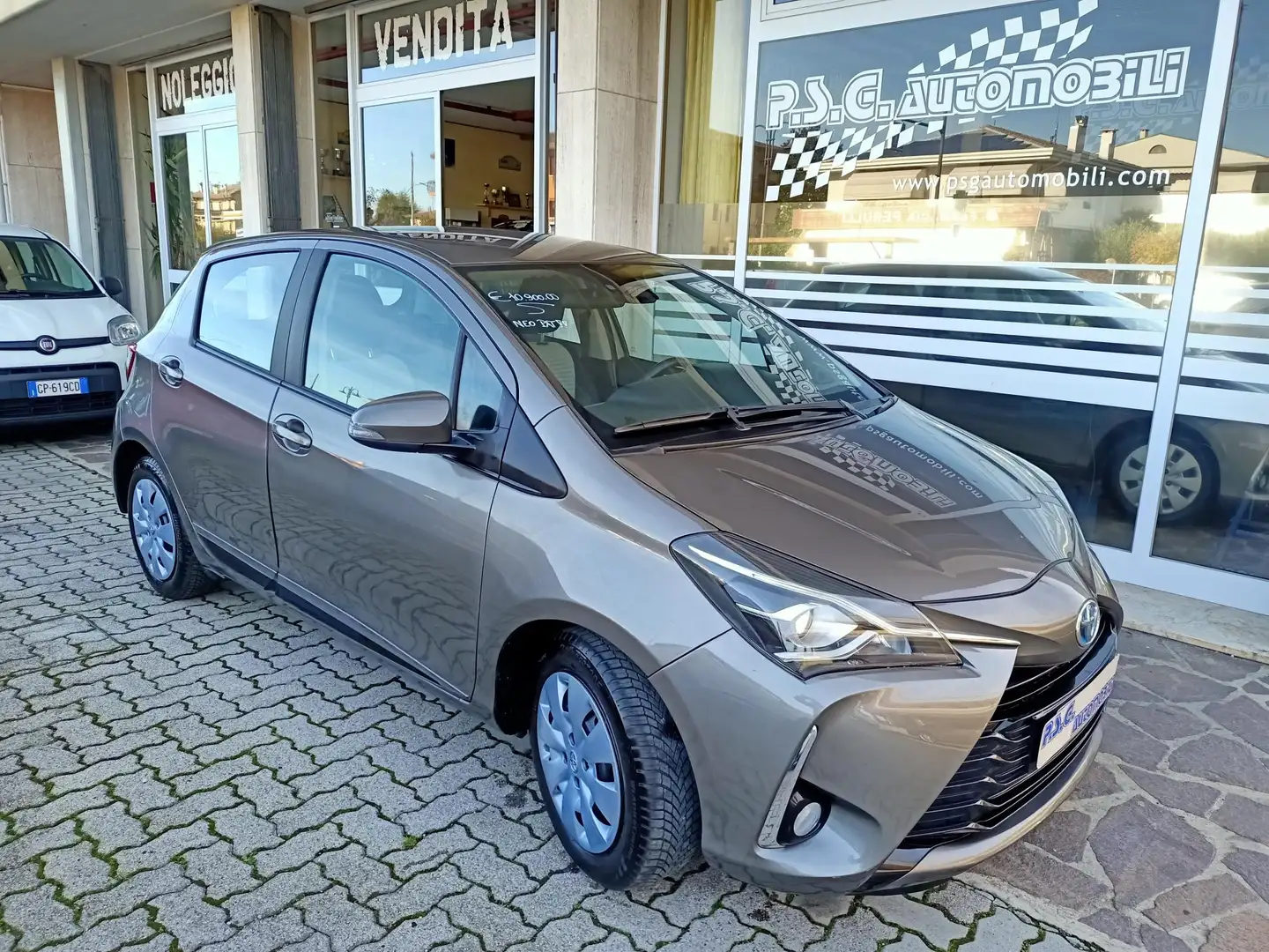 Toyota Yaris Yaris 5p 1.5h Active Grijs - 2