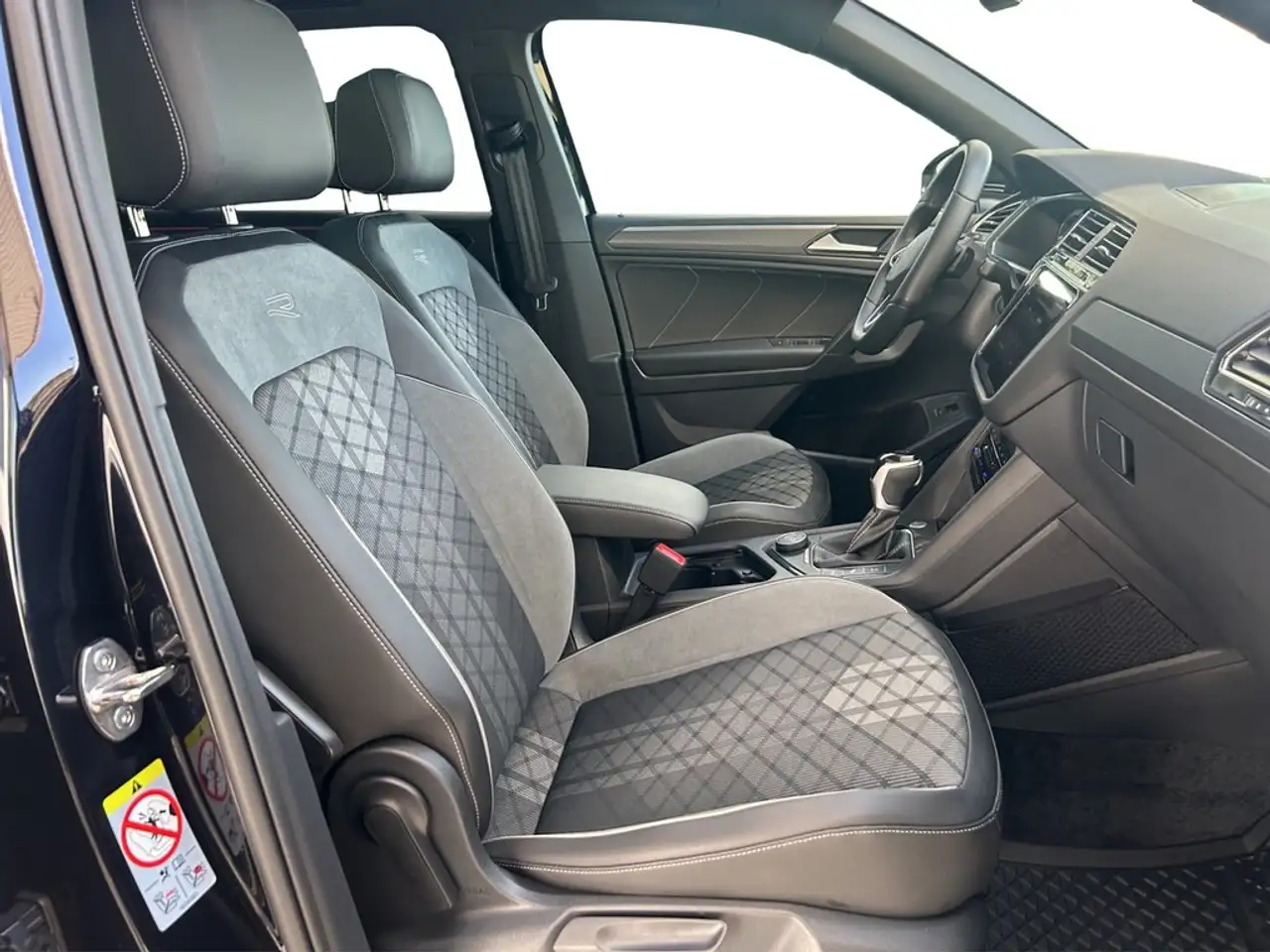 Volkswagen Tiguan Allspace 2.0 TDI DSG 4Motion R-Line AHK*STHZG*PANO*IQ-LI... 10