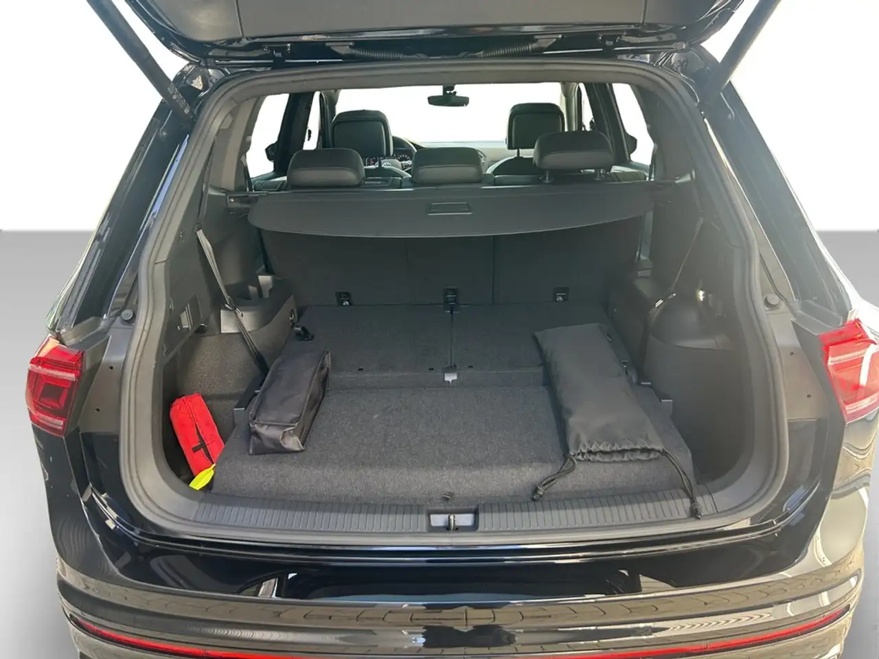 Volkswagen Tiguan Allspace 2.0 TDI DSG 4Motion R-Line AHK*STHZG*PANO*IQ-LI... 9
