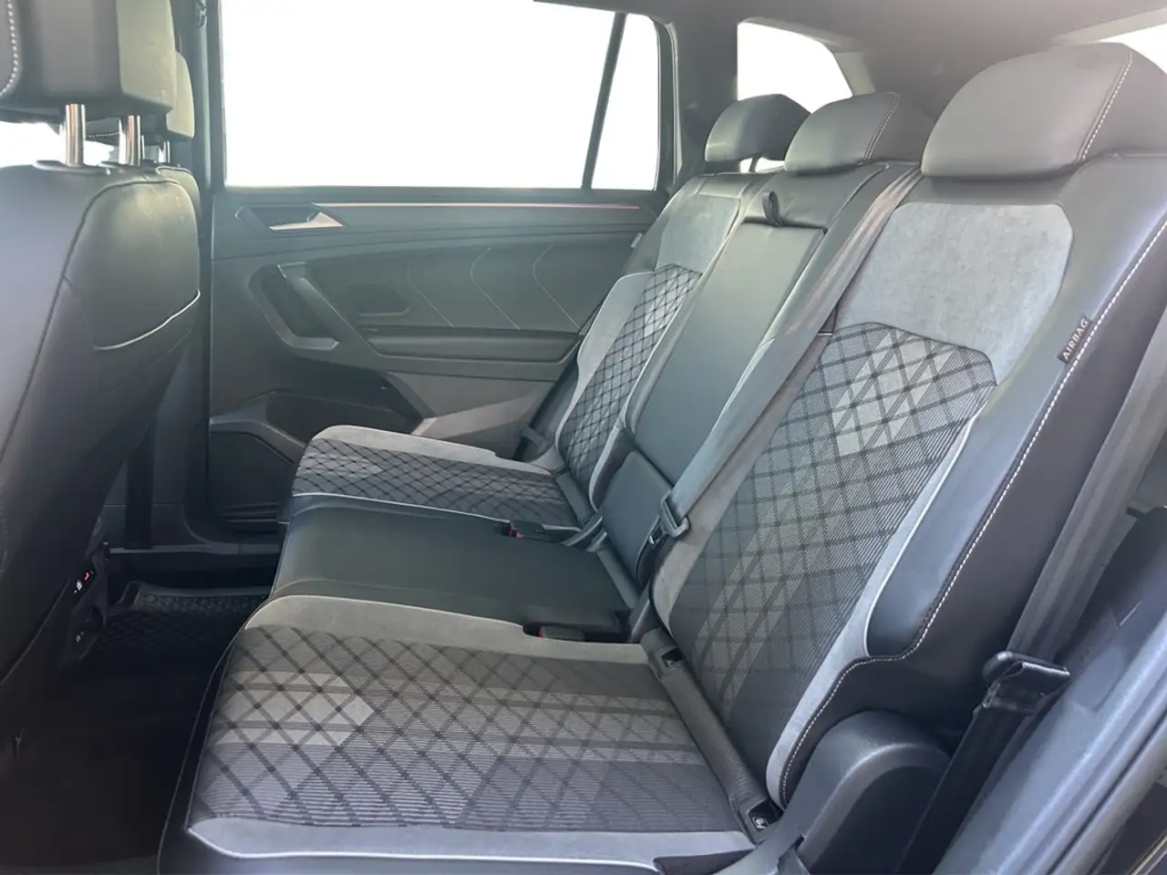 Volkswagen Tiguan Allspace 2.0 TDI DSG 4Motion R-Line AHK*STHZG*PANO*IQ-LI... 17
