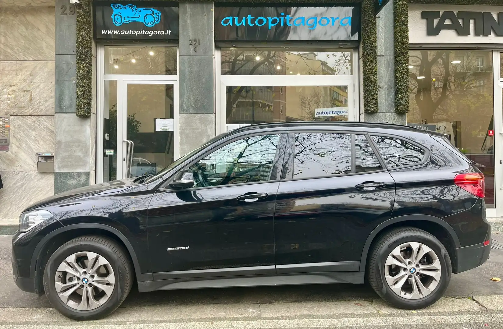 BMW X1 X1 sdrive18d Business Zwart - 1