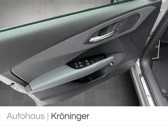 Audi Q3 view 8