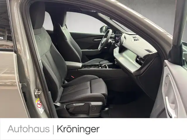 Audi Q3 view 9