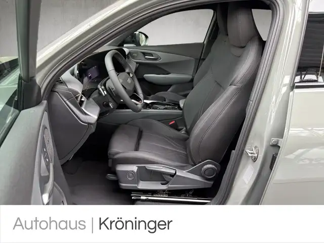 Audi Q3 view 7