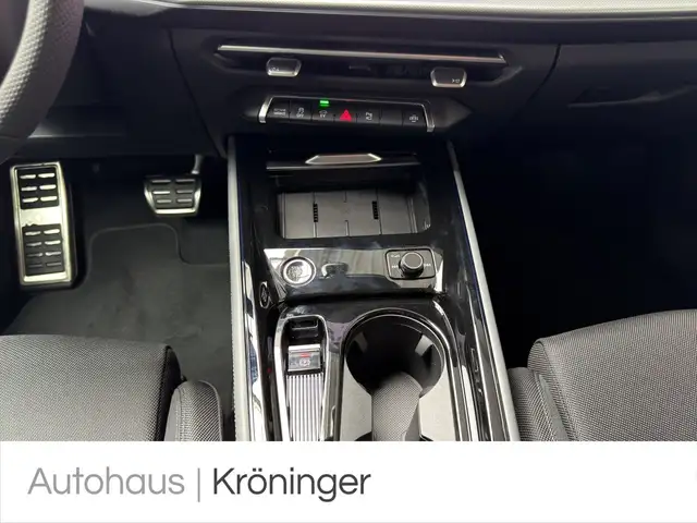 Audi Q3 view 14