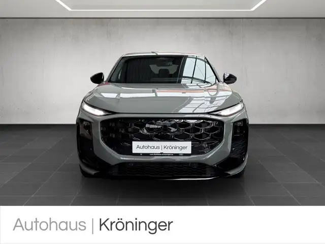 Audi Q3 view 5