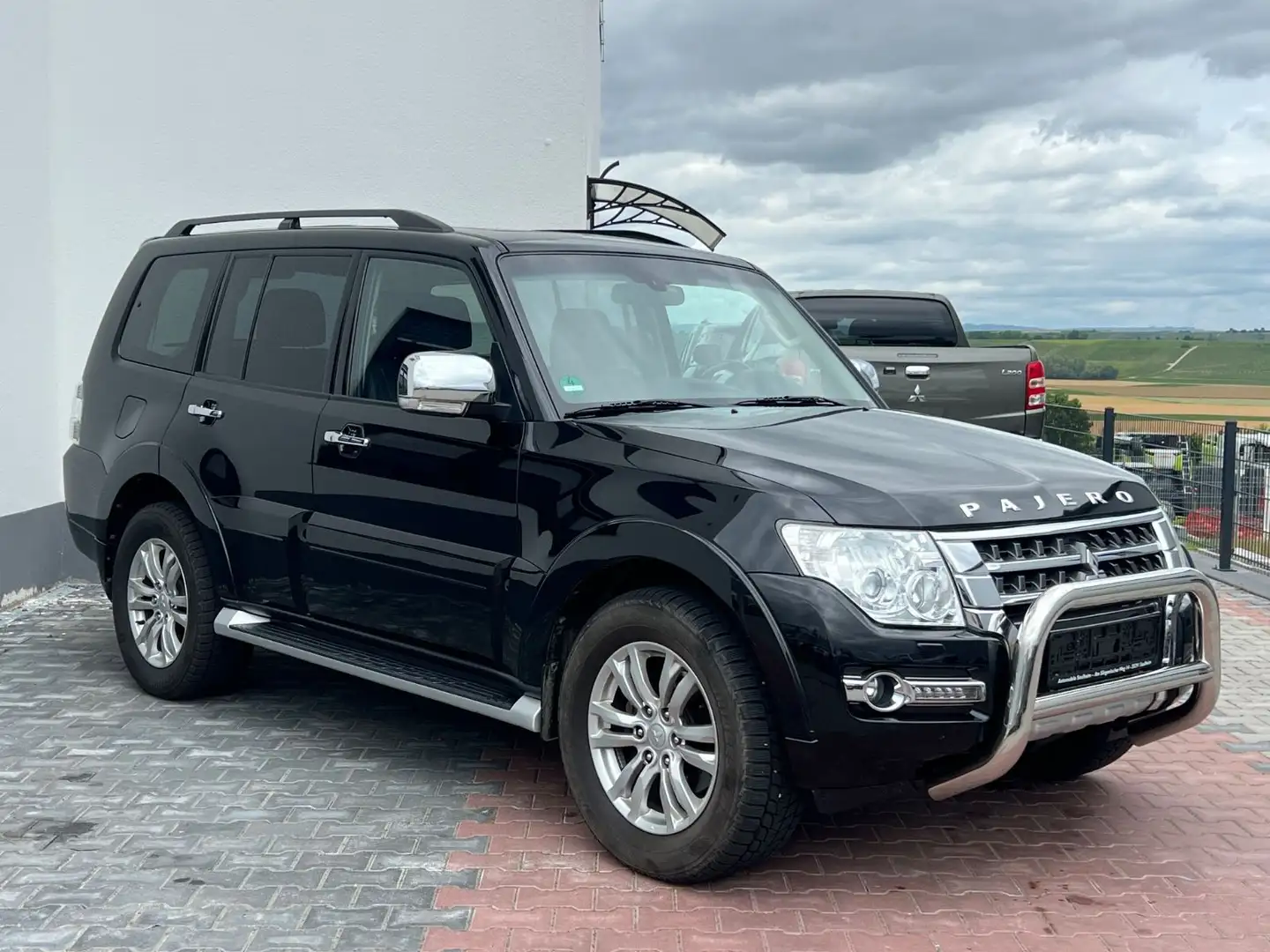 Mitsubishi Pajero 3.2DI-D Top*NUR 100TKM*7SITZE*FRONTBÜGEL* Schwarz - 1