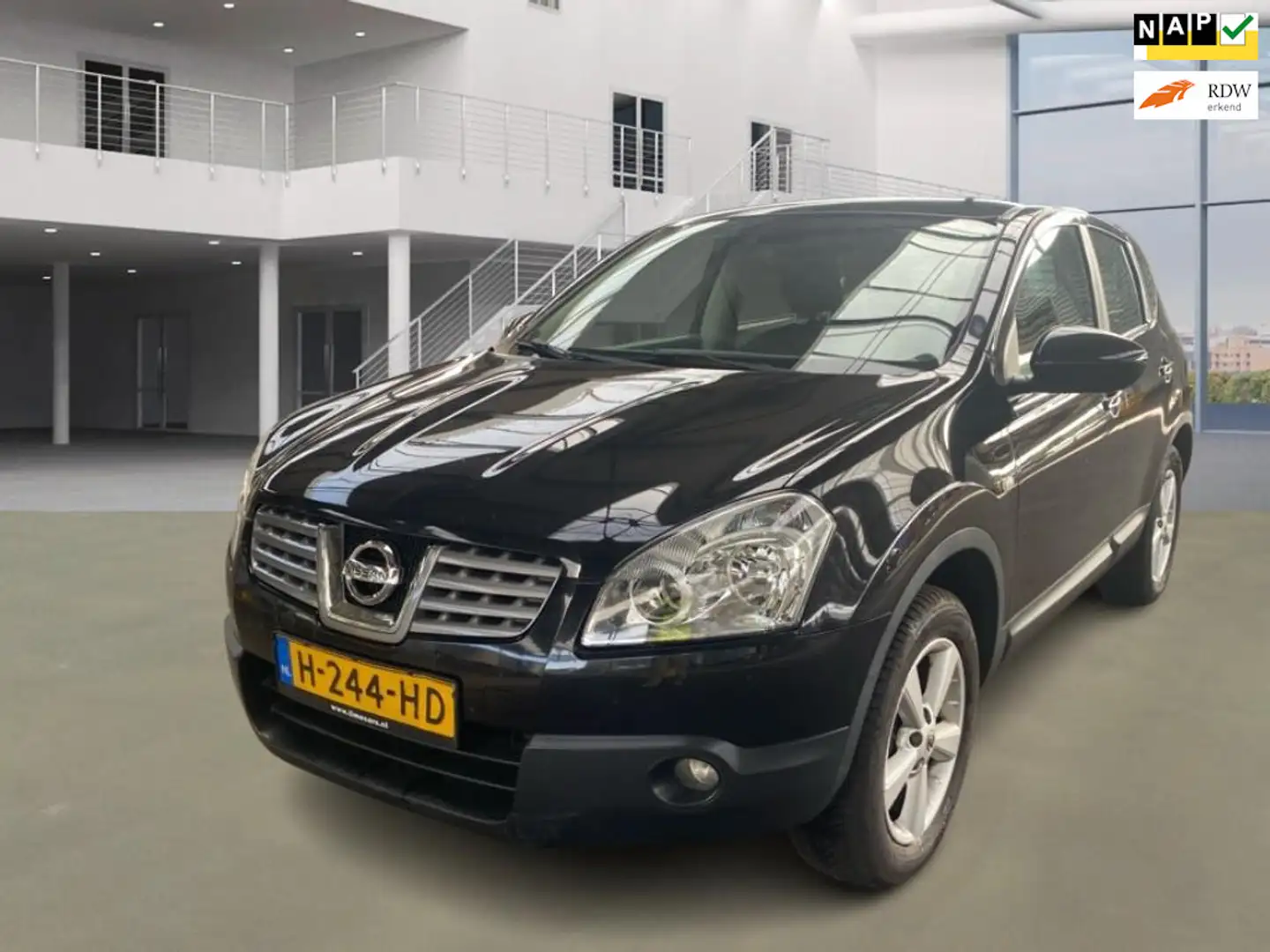Nissan Qashqai 1.6 Acenta|pano|navi|camera|carplay|trekhaak|psens Zwart - 1
