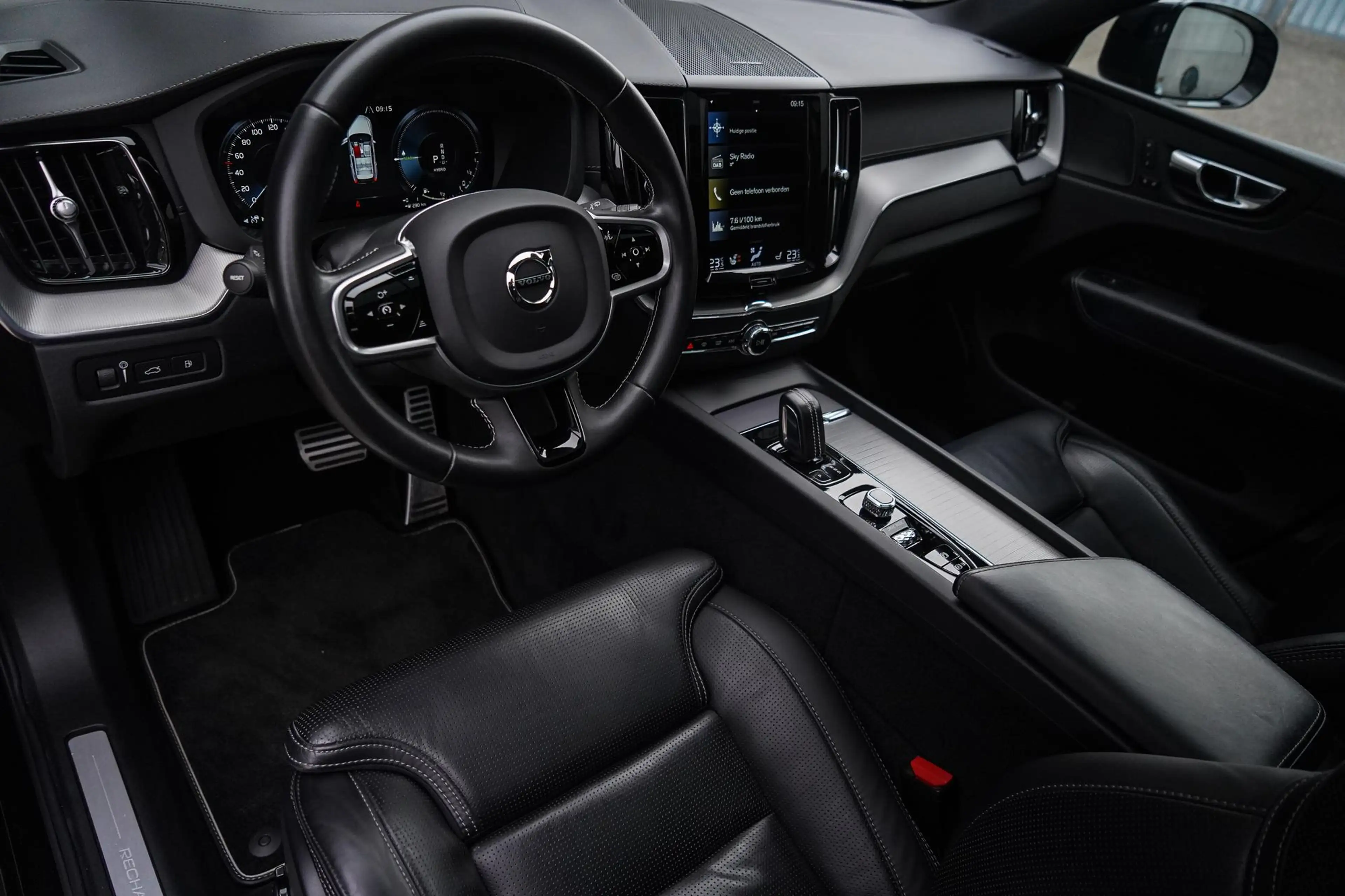 Volvo XC60 T6 AWD R-Design Plug In Hybride Panorama dak | Hea — photo 12