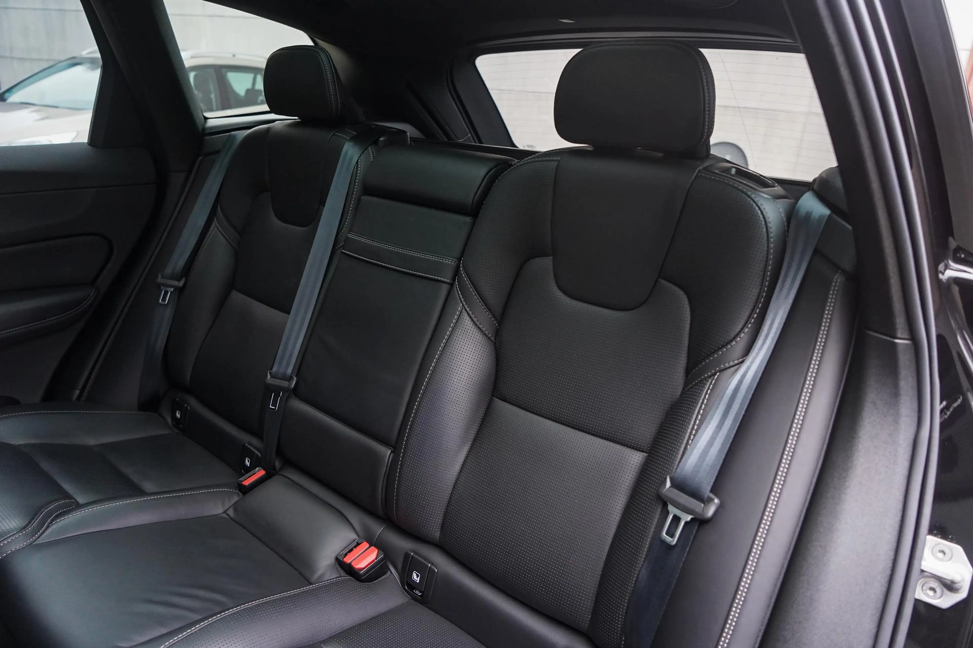 Volvo XC60 T6 AWD R-Design Plug In Hybride Panorama dak | Hea — photo 14