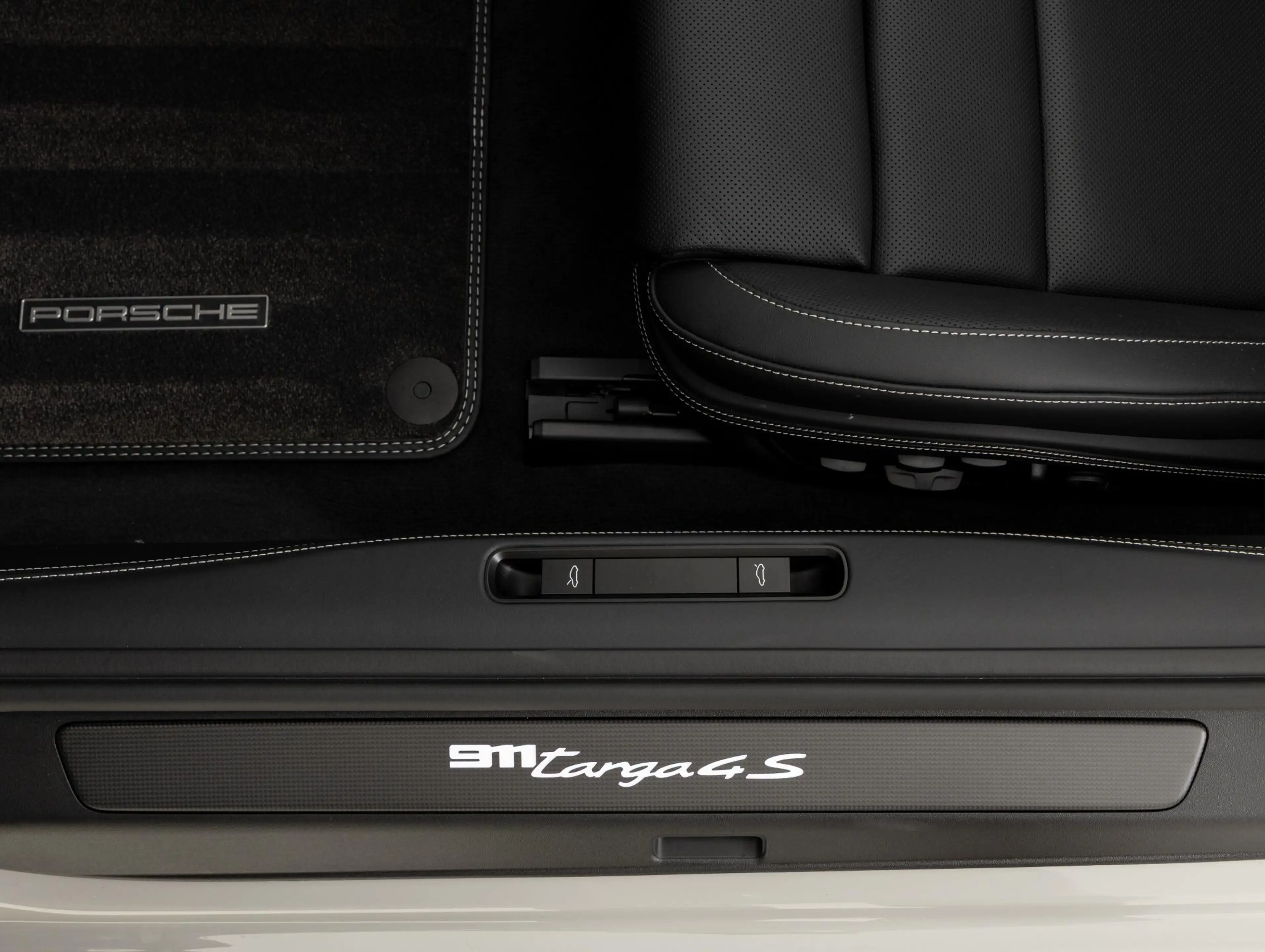 Porsche 992 Targa 4S — photo 35