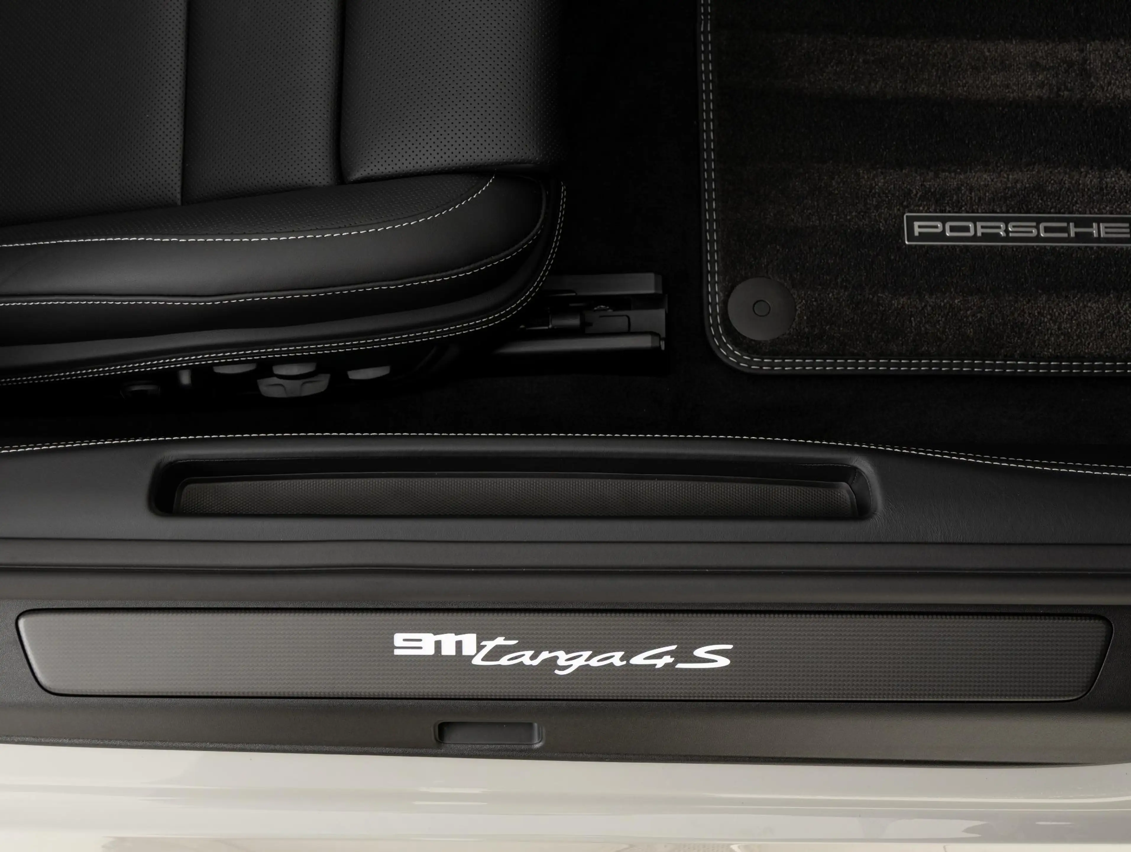 Porsche 992 Targa 4S — photo 34