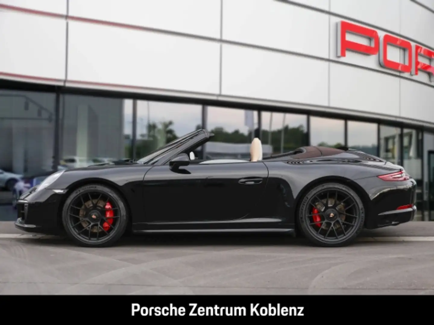 Porsche 991 -2 (911) Carrera 4 GTS Cabriolet Noir - 2