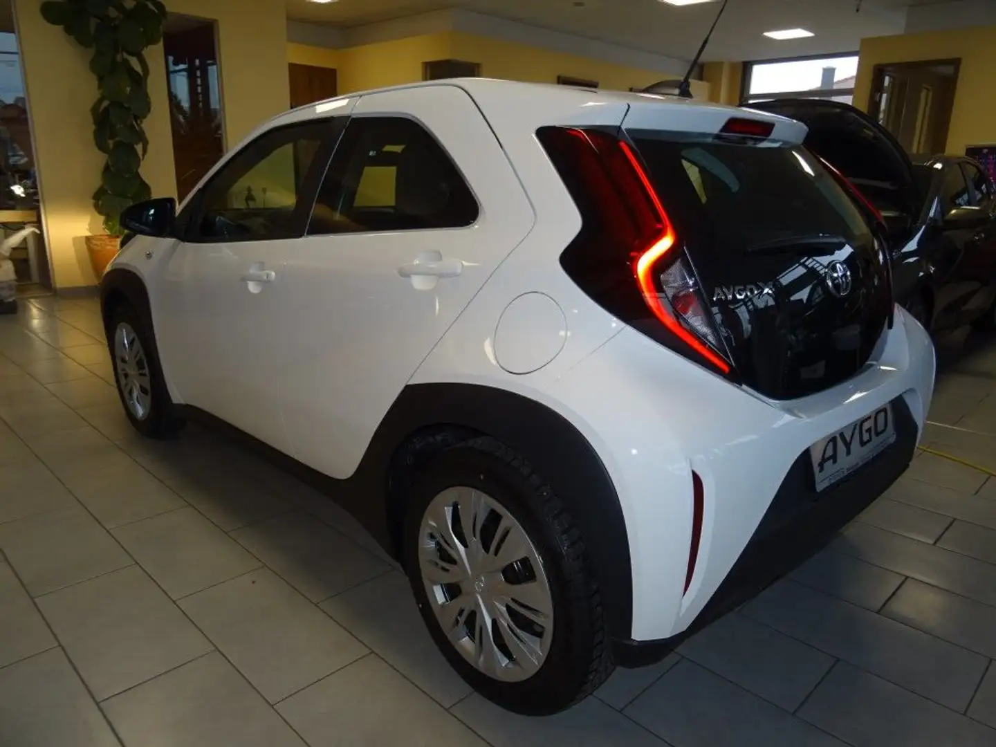 Toyota Aygo X S-CVT Business Edition Automatik Wit - 2