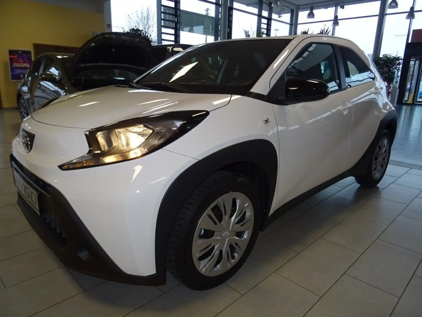 Toyota Aygo X S-CVT Business Edition Automatik Wit - 1