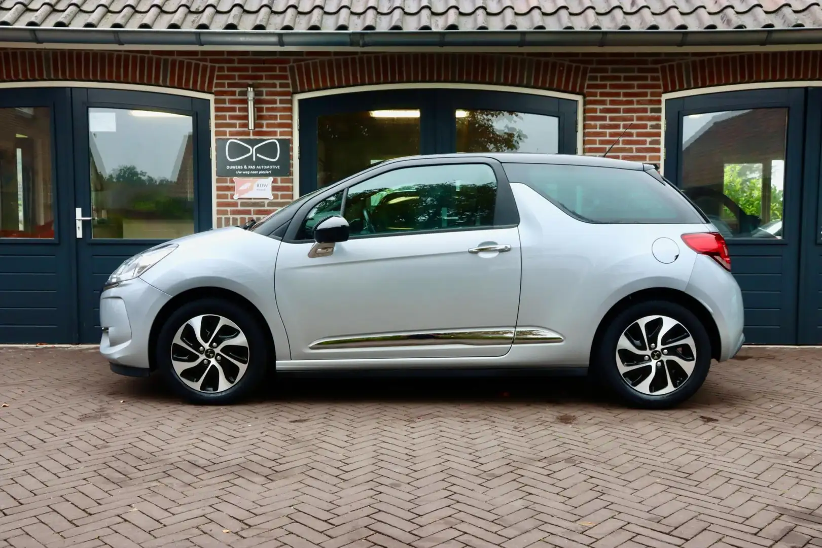DS Automobiles DS 3 1.2 PureTech Business | NIEUWE DISTRIBUTIE | NAVI Grijs - 2