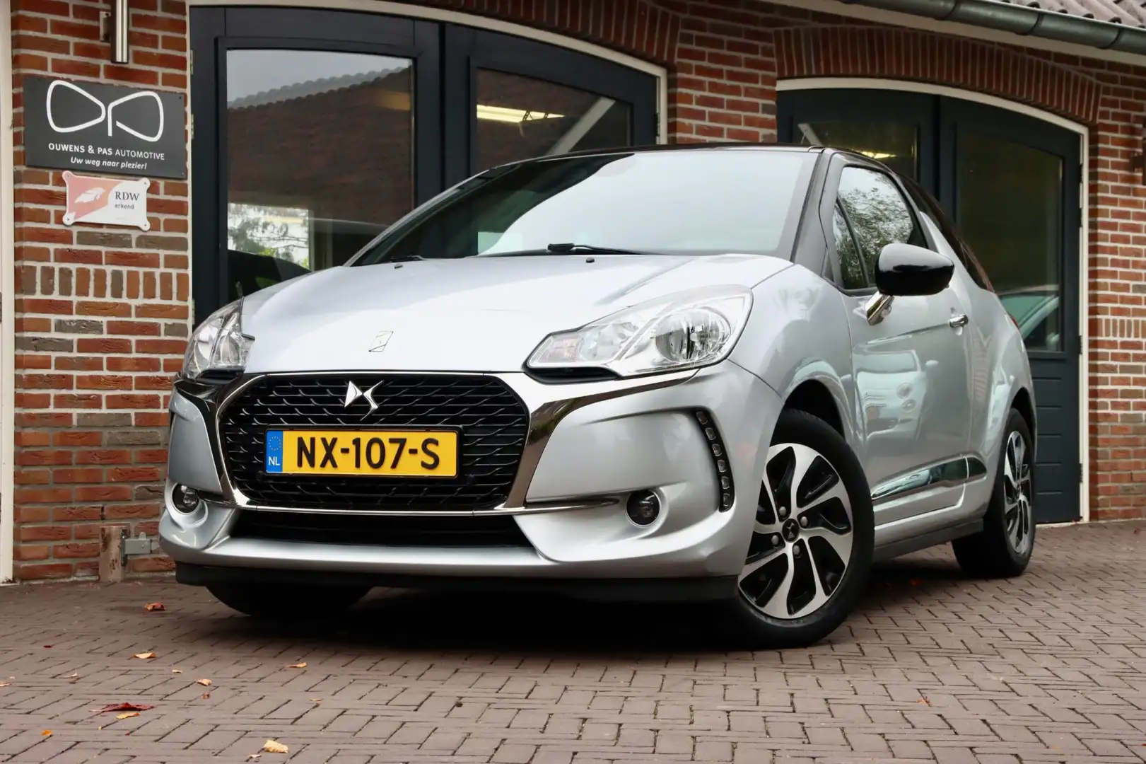 DS Automobiles DS 3 1.2 PureTech Business | NIEUWE DISTRIBUTIE | NAVI Grijs - 1