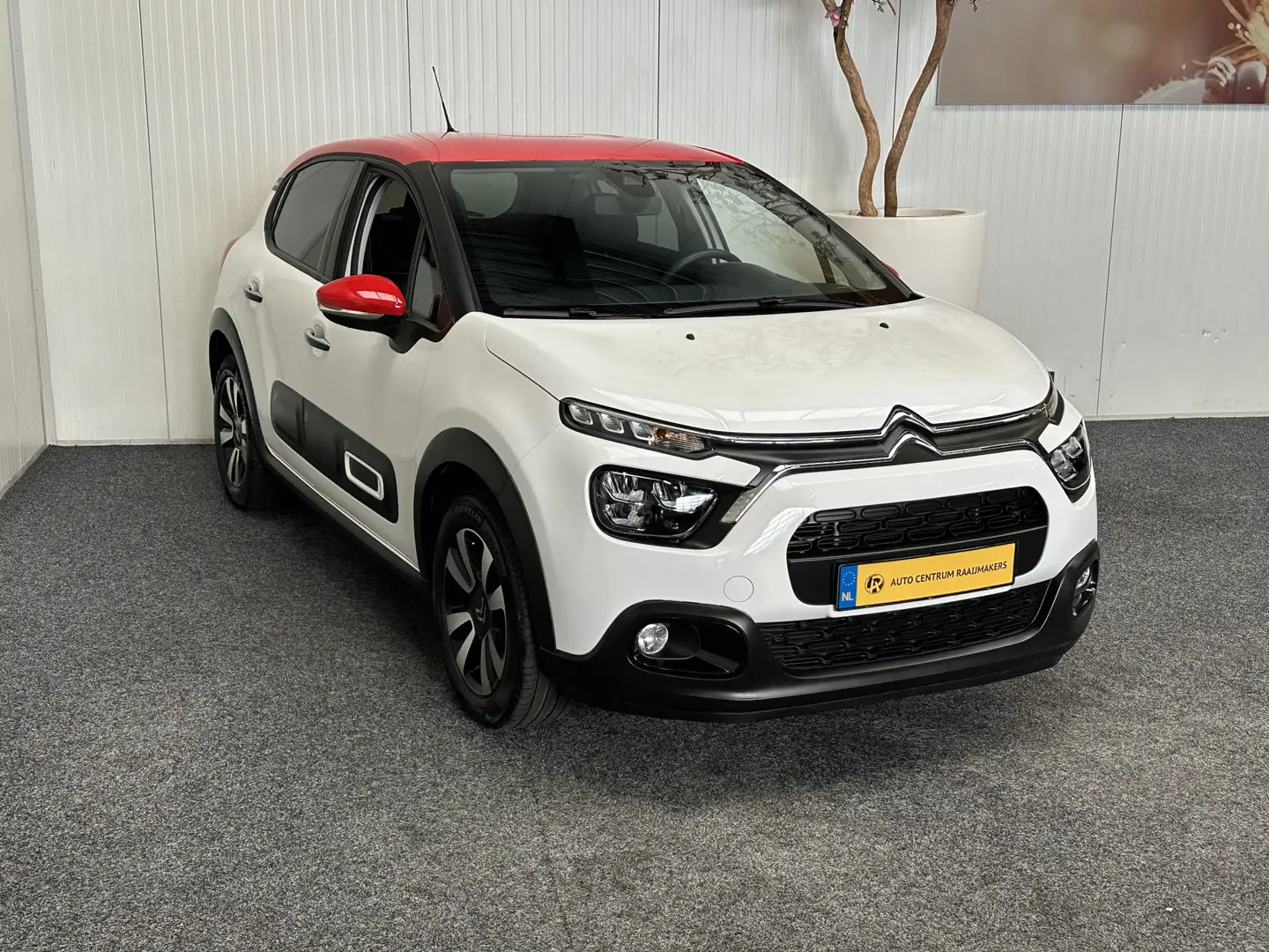 Citroen C3 1.2 PURE TECH SHINE 20 STUKS OP VOORRAAD NAVIGATIE Wit - 2