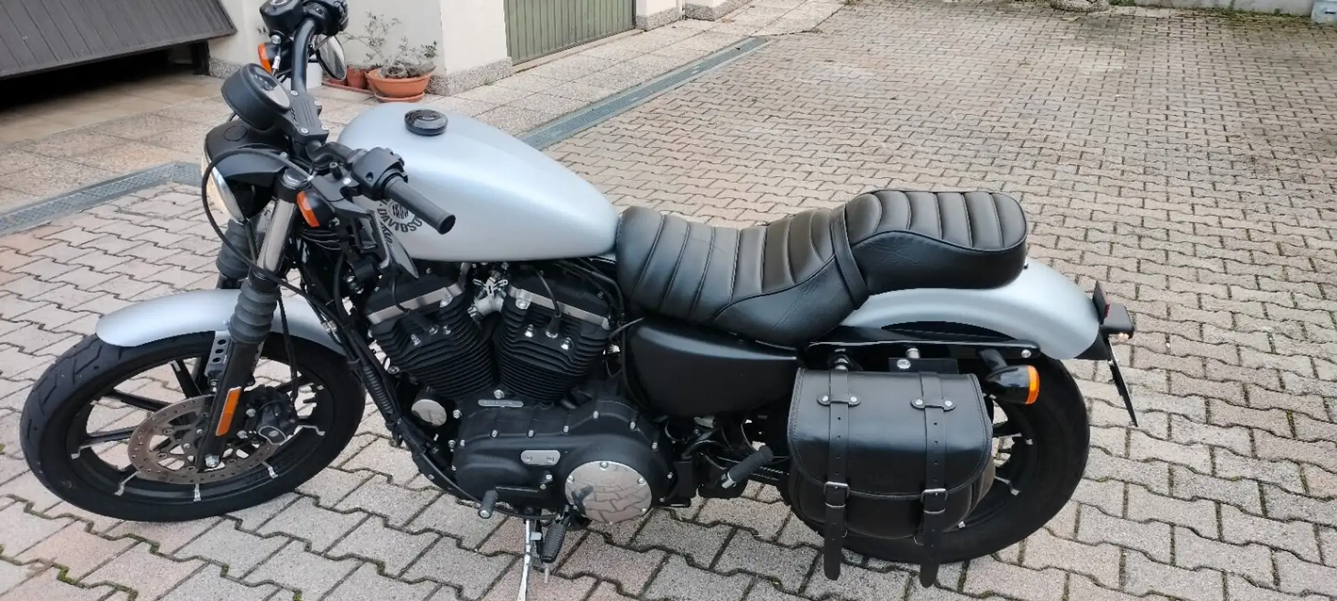 Harley-Davidson Iron 883 XL 883 N Iron ABS Срібний - 2