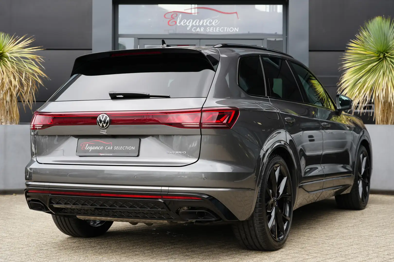 Volkswagen Touareg 3.0 TSi eHybrid 4MOTION R 462pk Panoramadak/Dynaud Grijs - 2