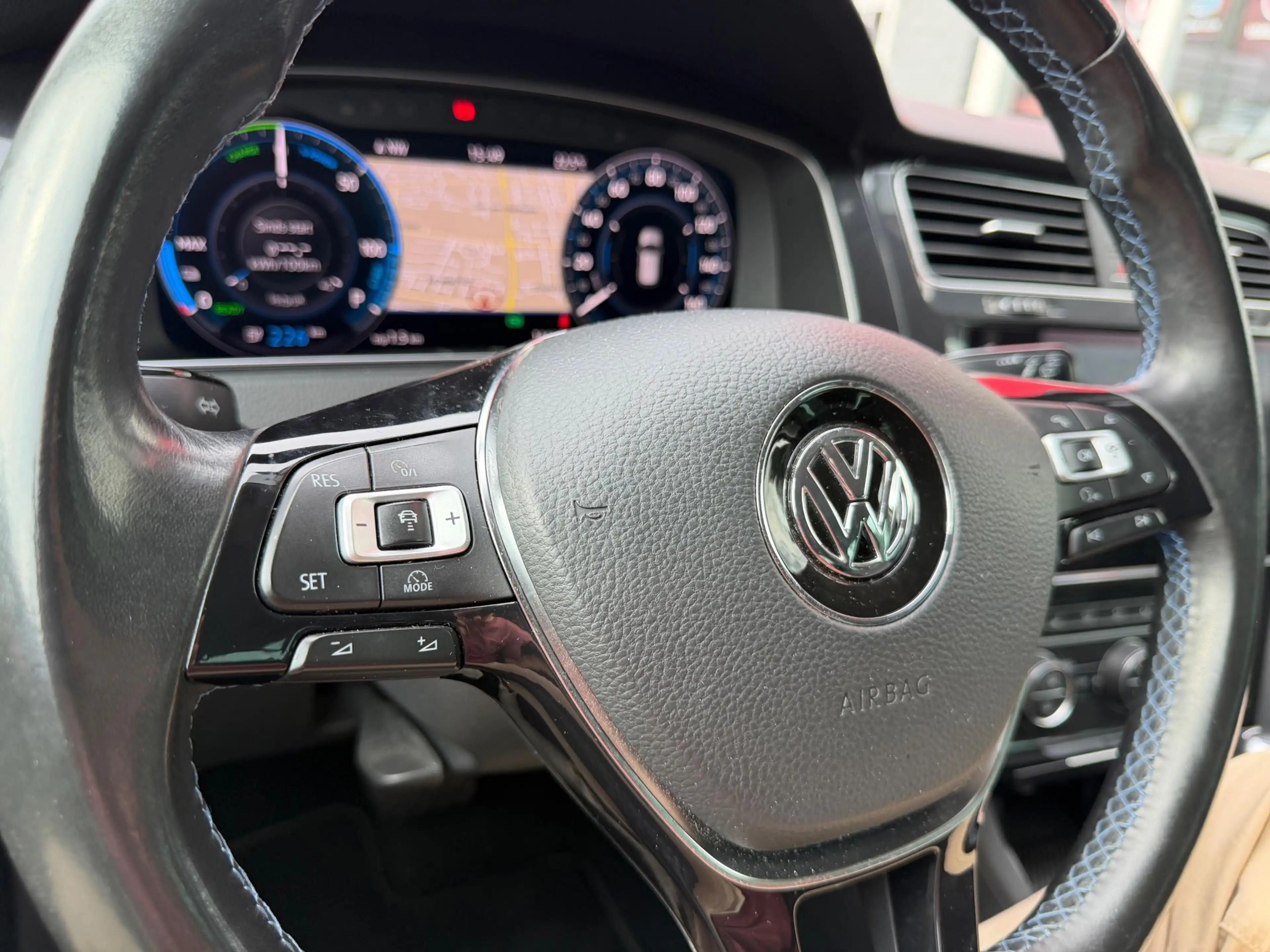 Volkswagen e-Golf E-Golf, navi, acc-cruise, digi-dash, soh 88% — photo 11