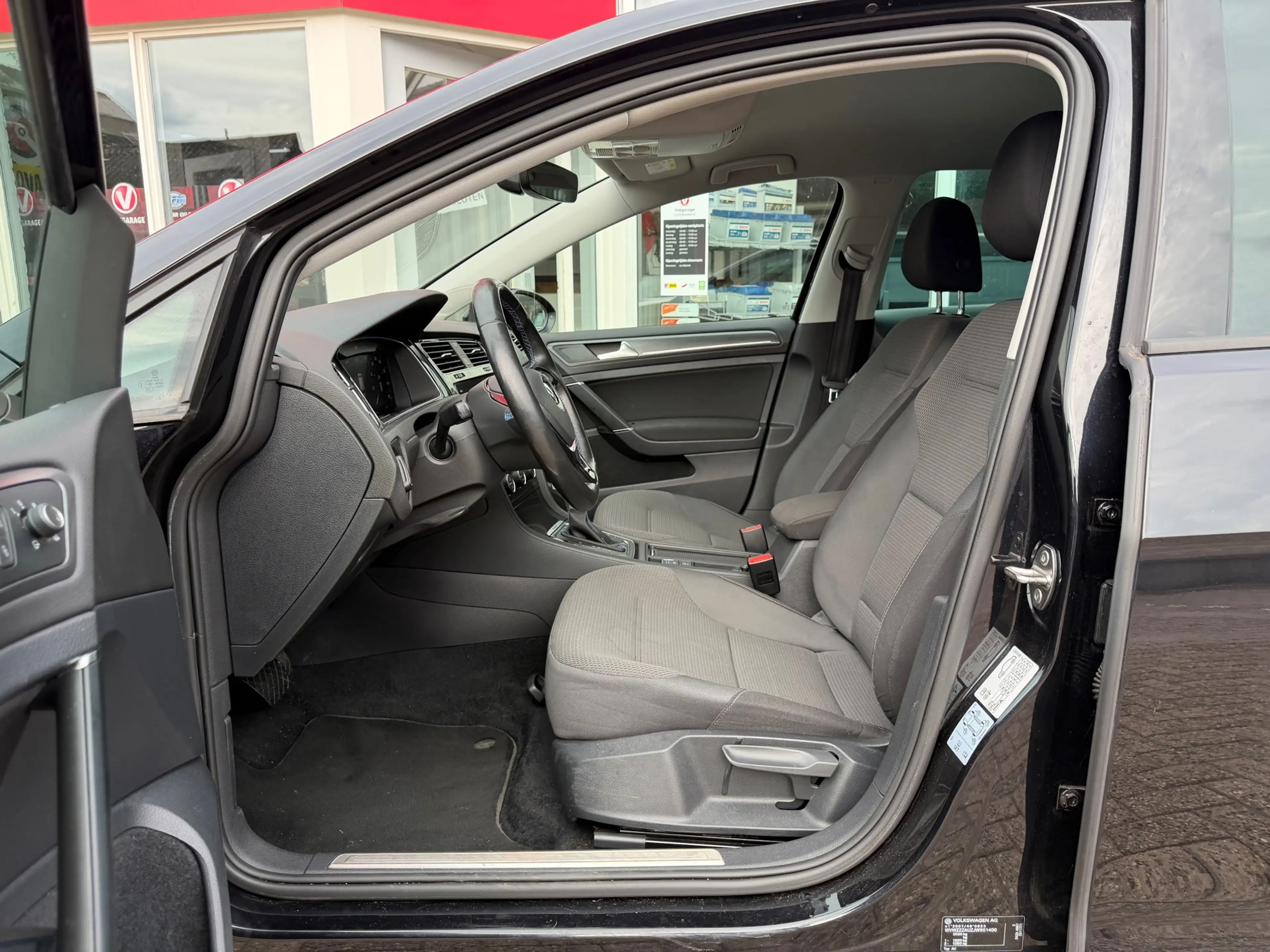 Volkswagen e-Golf E-Golf, navi, acc-cruise, digi-dash, soh 88% — photo 16