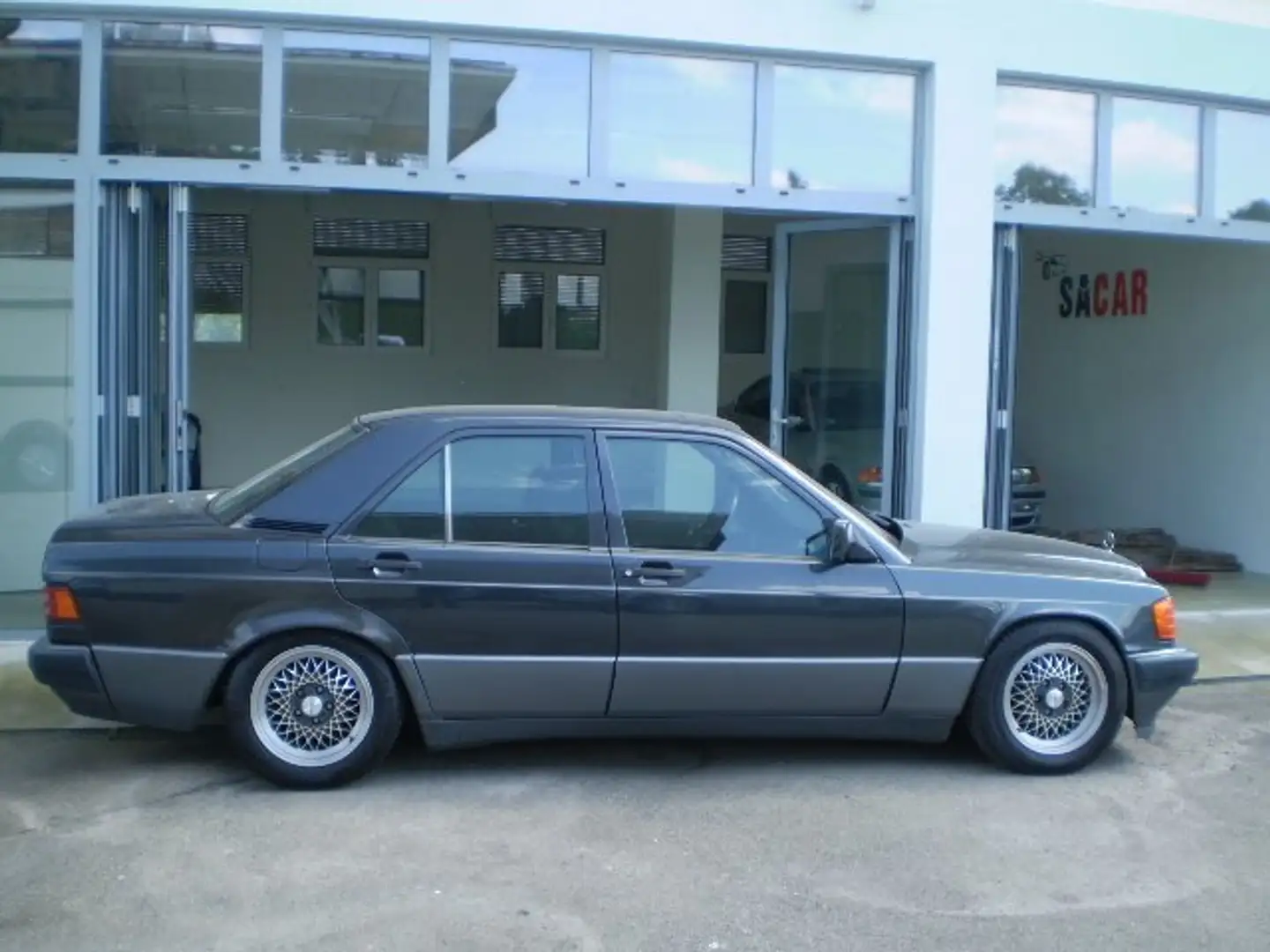 Mercedes-Benz 190 E 2.3 / Automatik / Klimaanlage / el.Schiebedach.. Czarny - 2