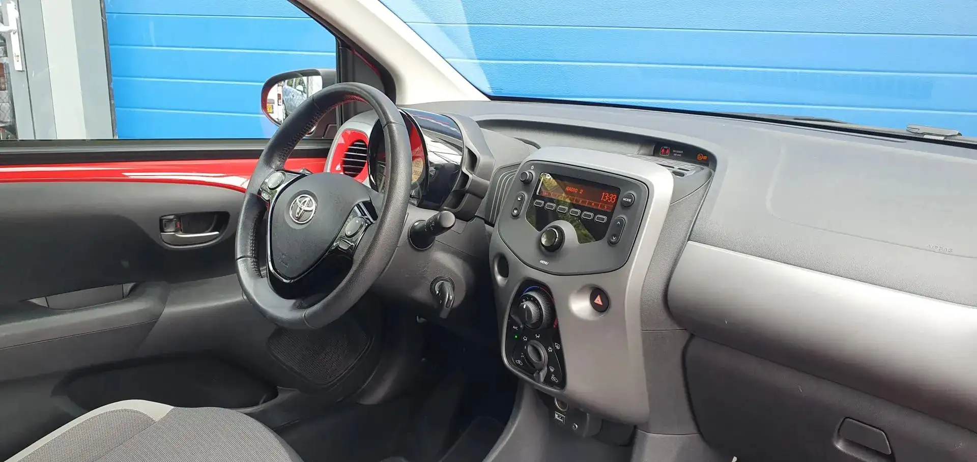 Toyota Aygo 1.0 VVT-i AUTOMAAT Airco DAB+ LM velgen LED Bleuto Rood - 2