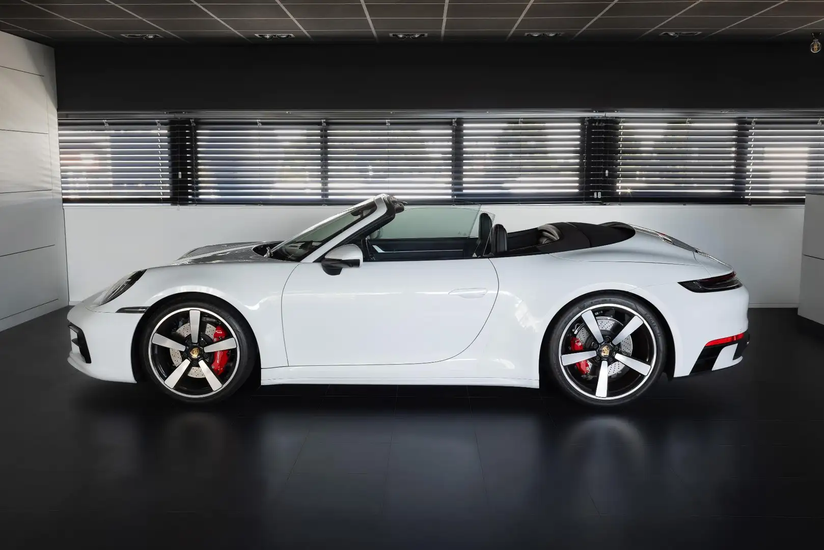 Porsche 992 Cabrio 3.0 Carrera 4 S Wit - 1