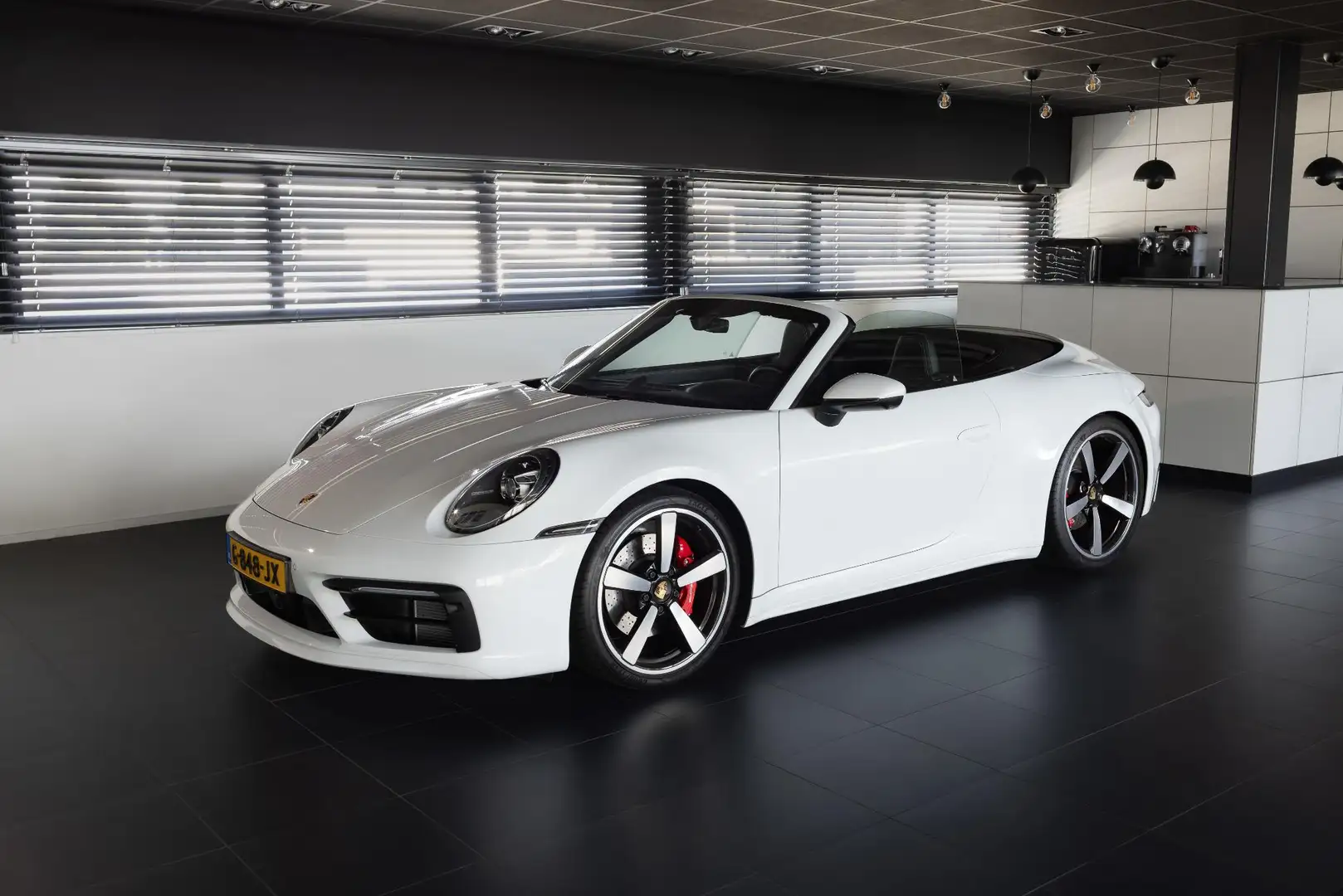 Porsche 992 Cabrio 3.0 Carrera 4 S Wit - 2