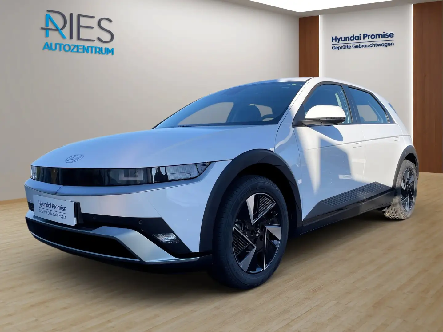 Hyundai IONIQ 5 Basis Elektro KlimaA*LED*Navi*SHZ*ACC*LM Bílá - 2