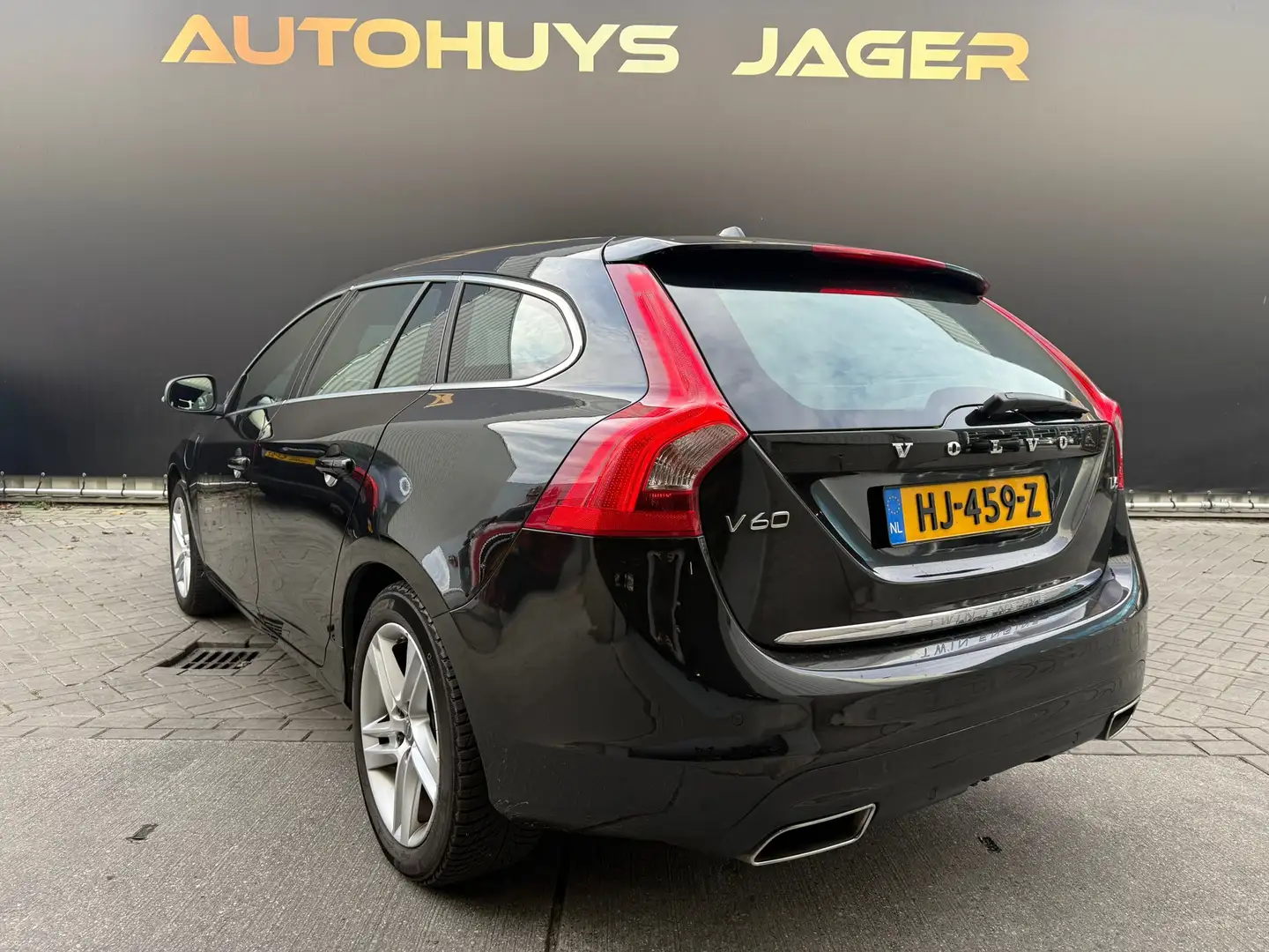 Volvo V60 2.4 D6 Twin Engine R-Design | Automaat | Noir - 2