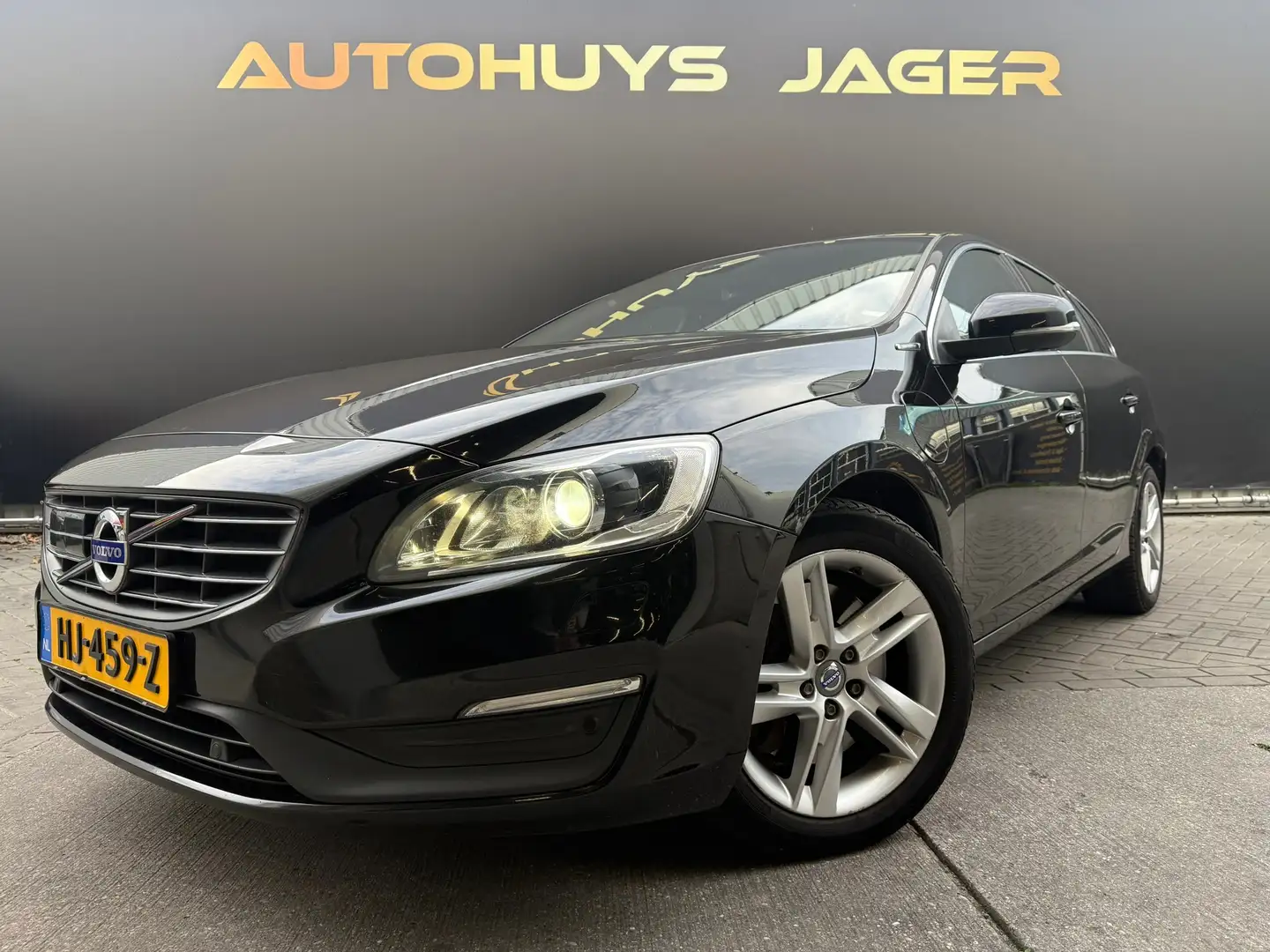 Volvo V60 2.4 D6 Twin Engine R-Design | Automaat | Noir - 1