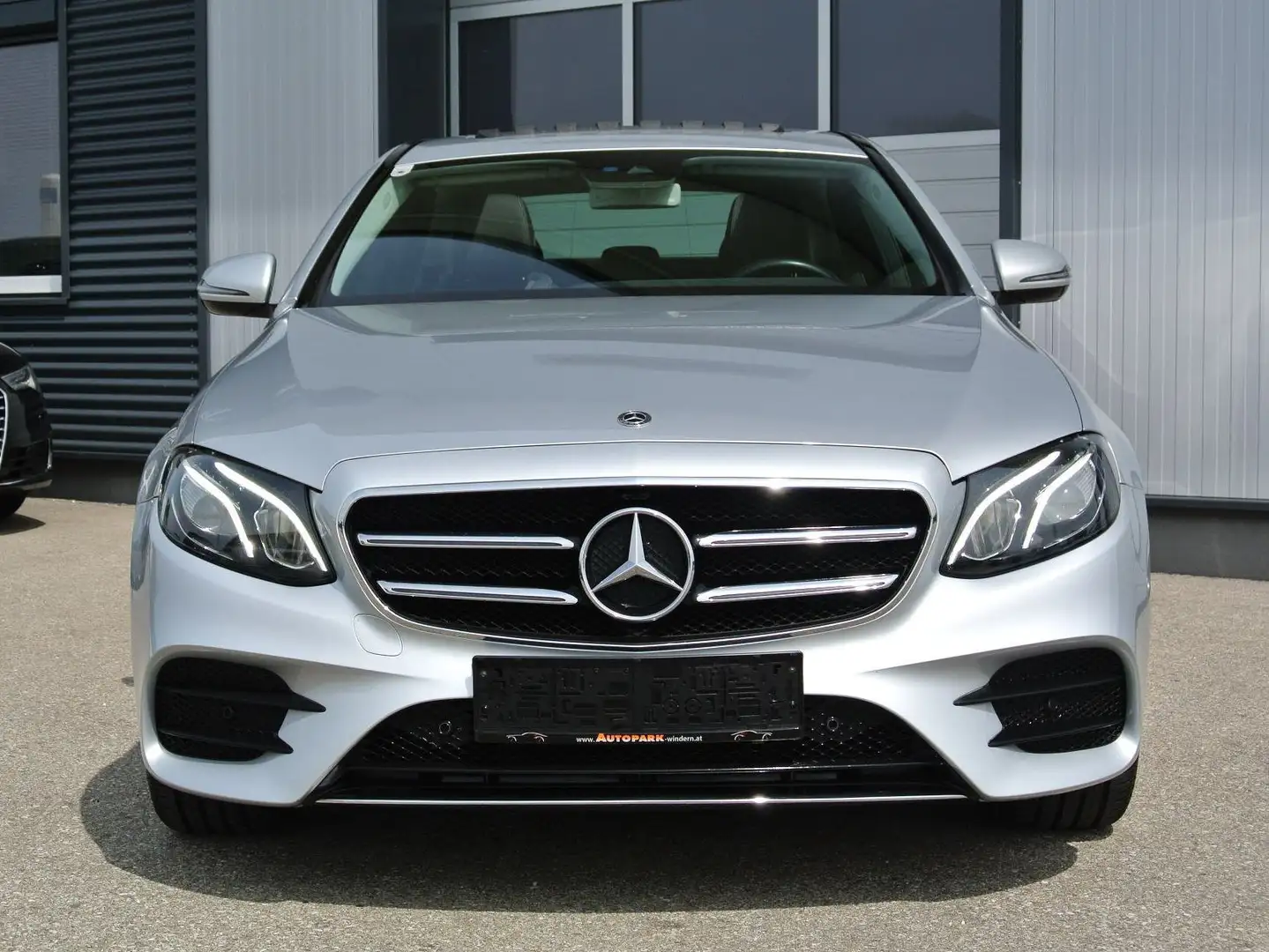 Mercedes-Benz E 200 Aut *AMG-Design* Widescreen *SD* LEDER *AHK*LED Silber - 2