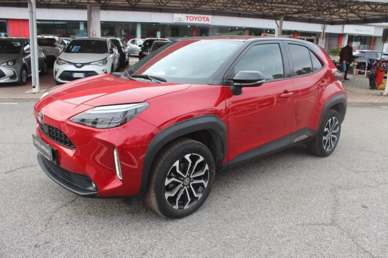 Toyota Yaris Cross 1.5 Hybrid 5p. E-CVT Trend Rot - 1