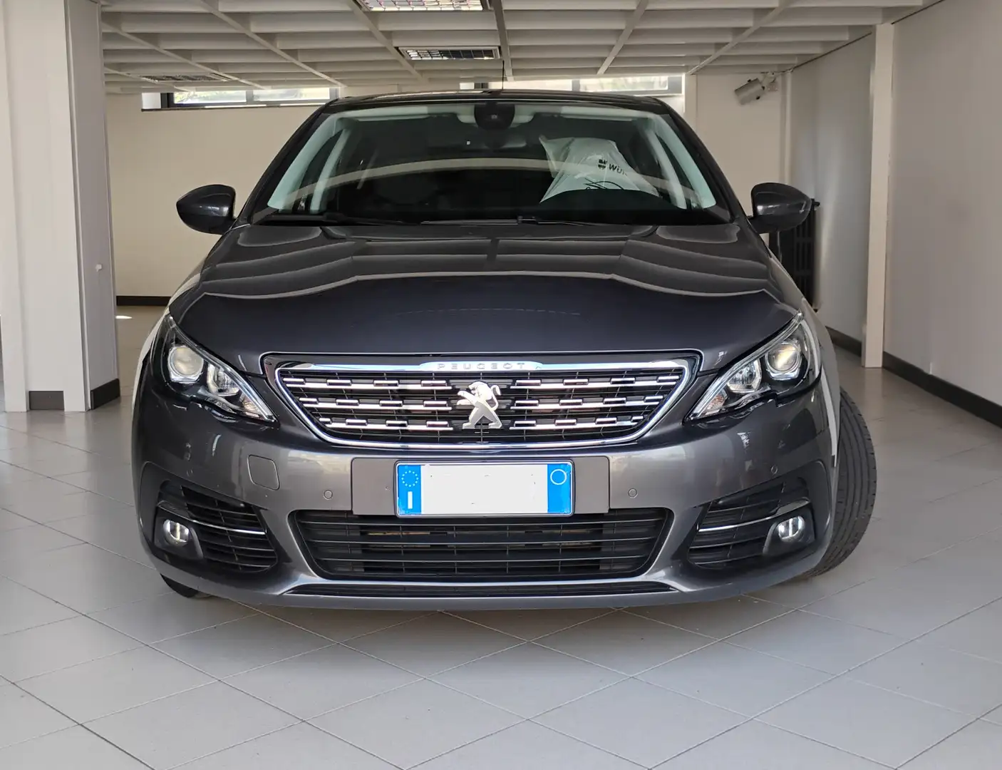 Peugeot 308 308 5p 1.2 puretech t Allure Pack s Šedá - 2