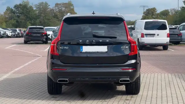 Volvo XC90 view 5