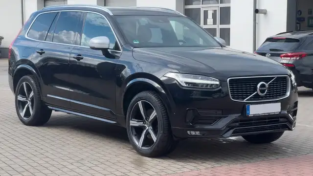 Volvo XC90 view 8