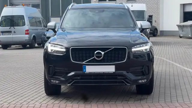Volvo XC90 view 9