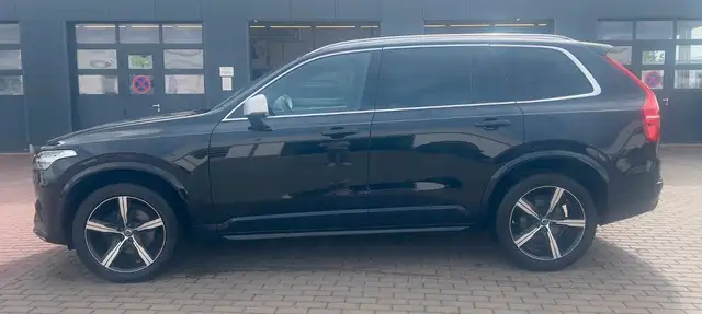 Volvo XC90 view 3