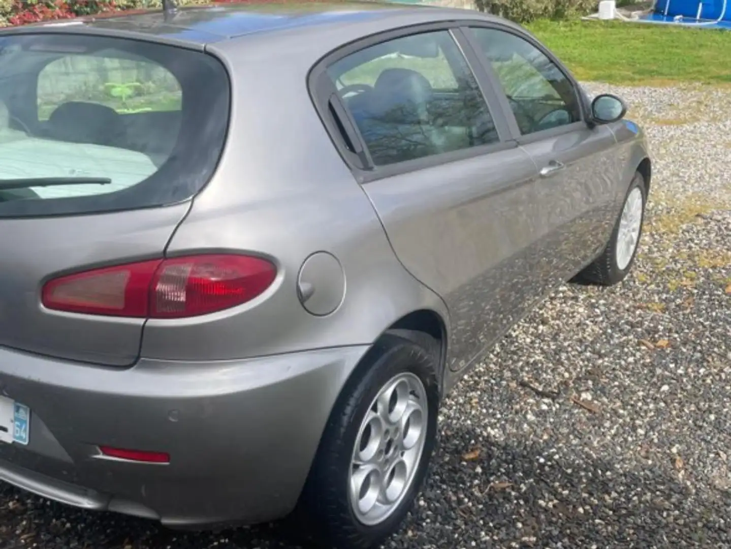 Alfa Romeo 147 147 1.9 JTD M-JET 150 Selective Grau - 1