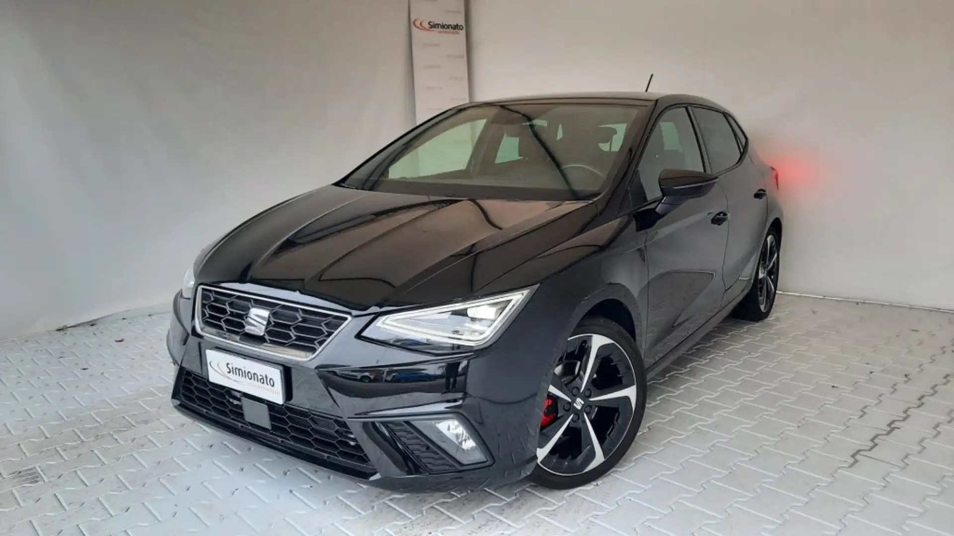 SEAT Ibiza 1.0 EcoTSI 110 CV 5 porte FR Nero - 1