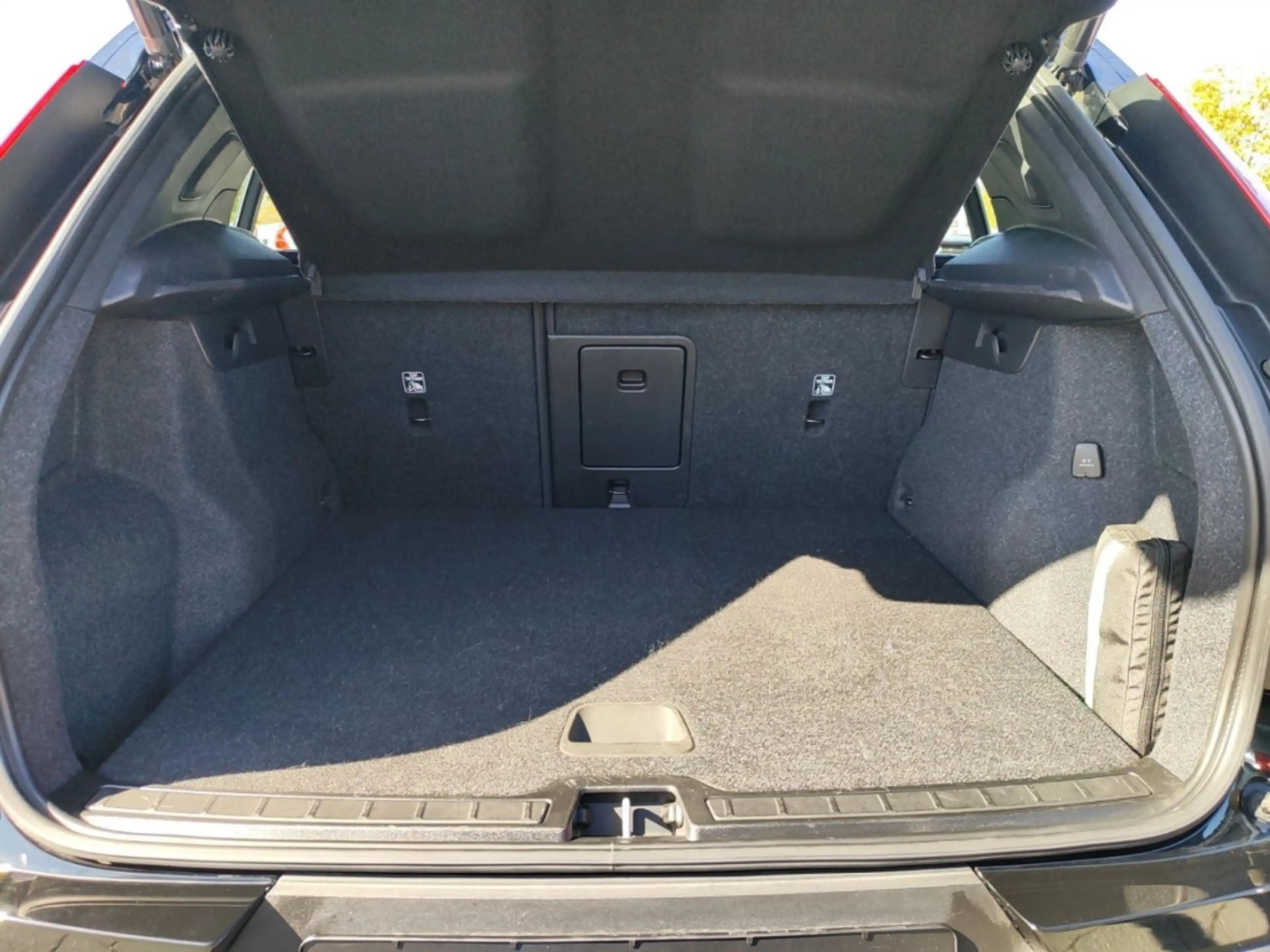 Volvo XC40 T5 Core Plug-In Hybrid AHK-el. klappb. Navi Digita — photo 12